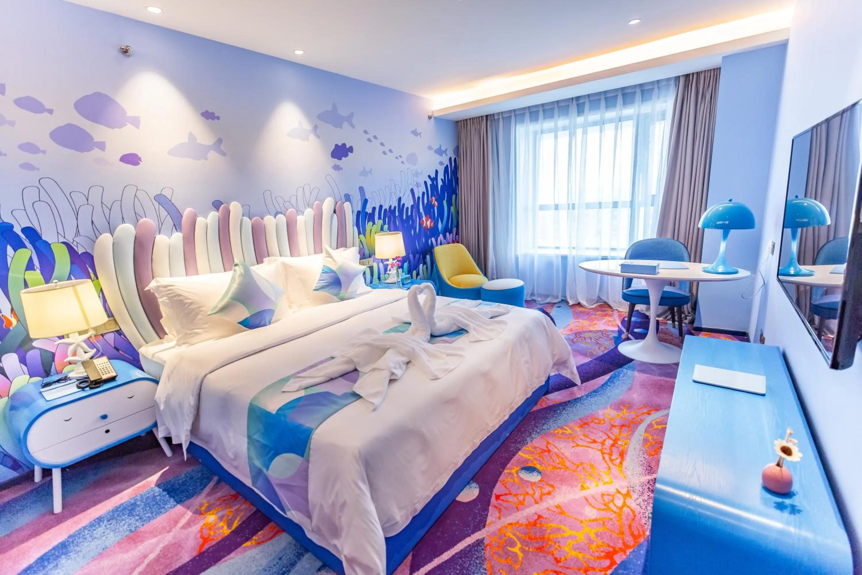 Photo of the whole room, Bed in Shanghai Haichang Ocean Park Resort Hotel