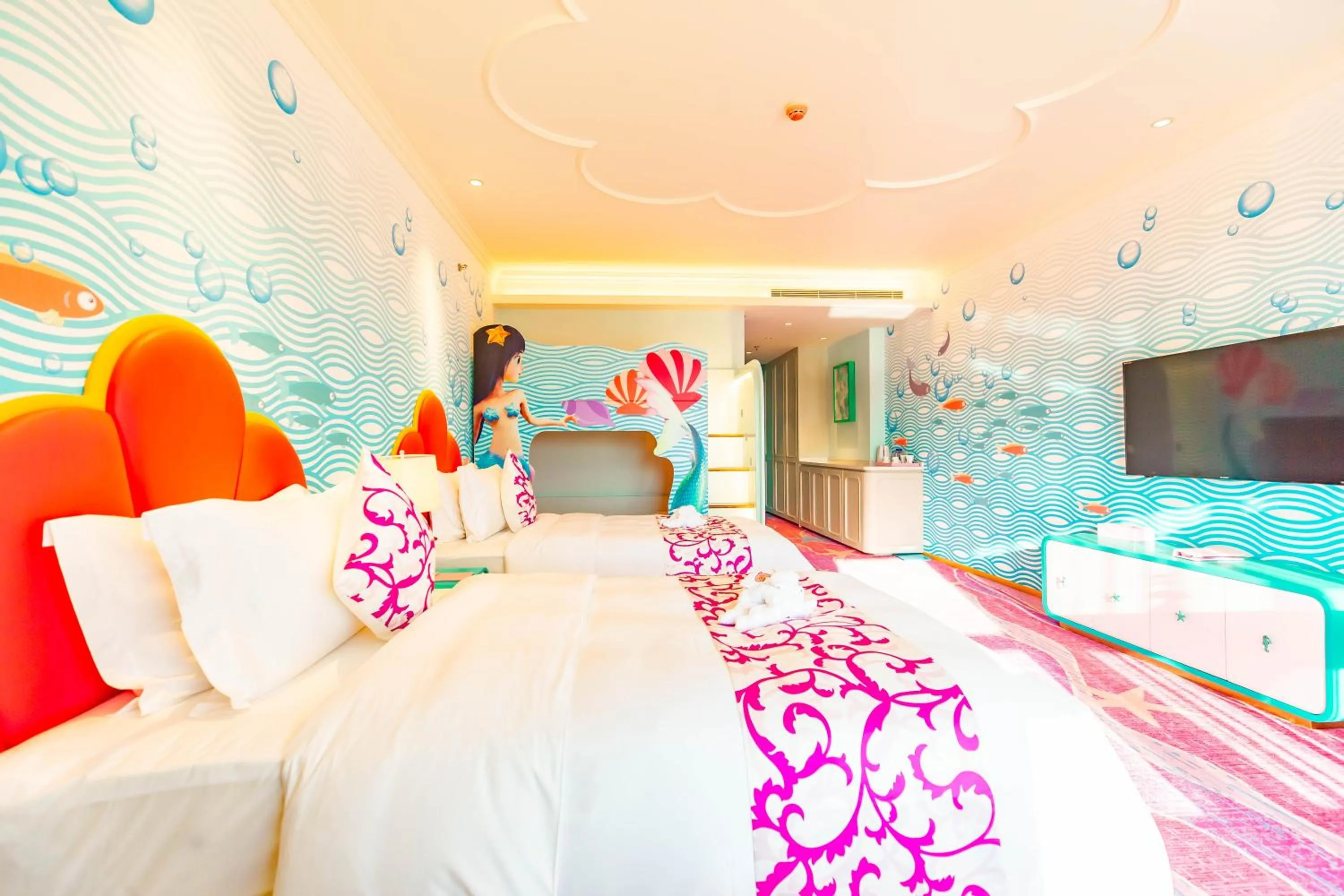 Communal lounge/ TV room, Bed in Shanghai Haichang Ocean Park Resort Hotel