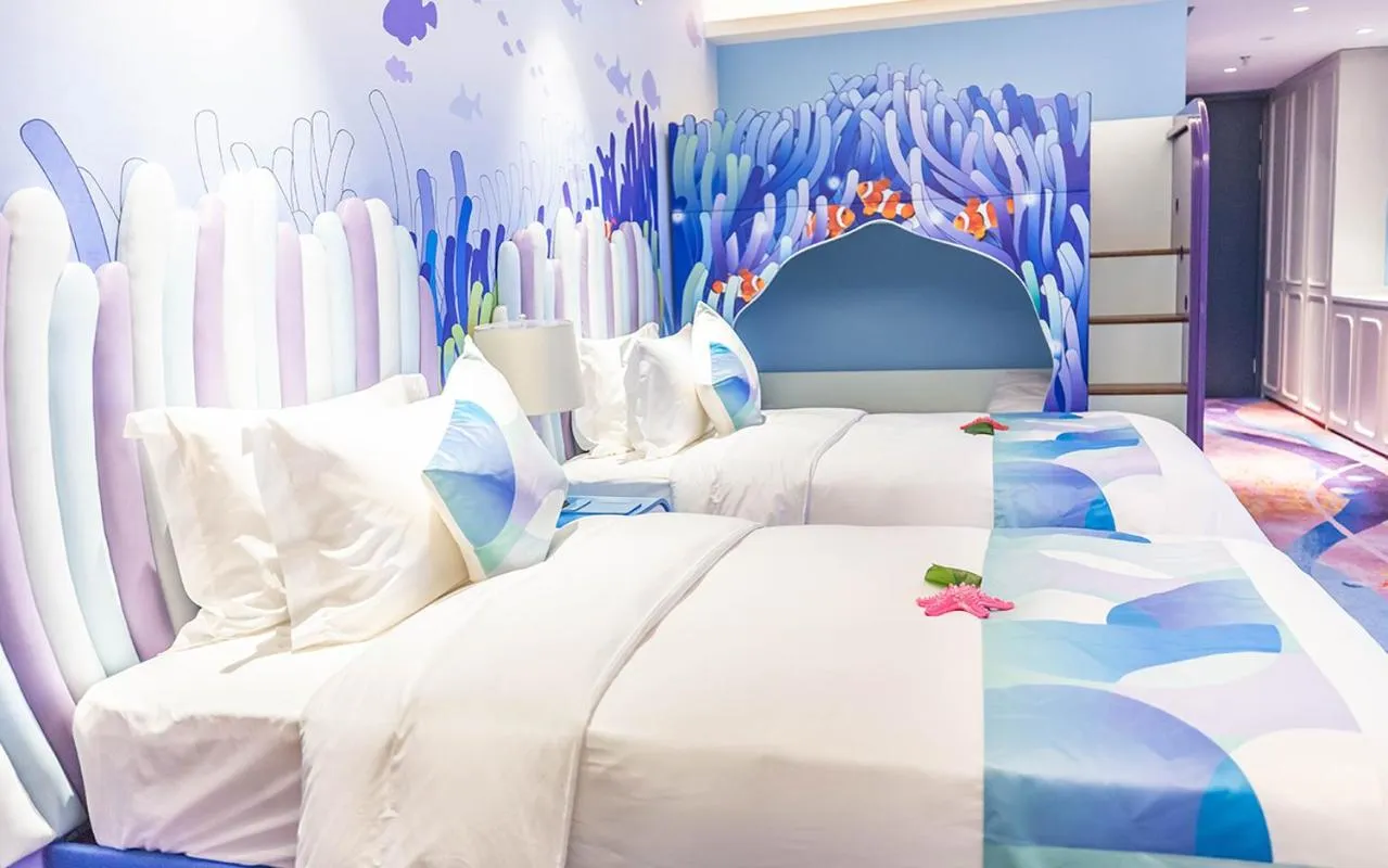 Photo of the whole room, Bed in Shanghai Haichang Ocean Park Resort Hotel