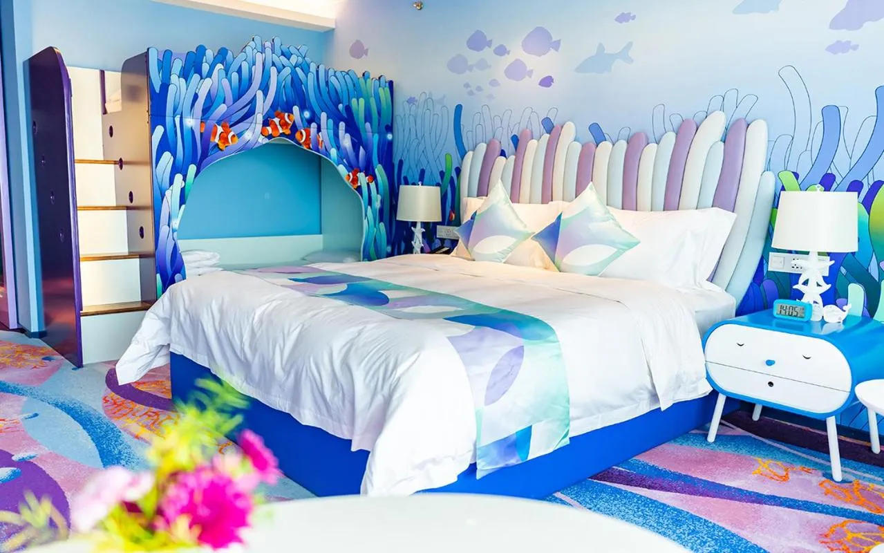 Photo of the whole room, Bed in Shanghai Haichang Ocean Park Resort Hotel