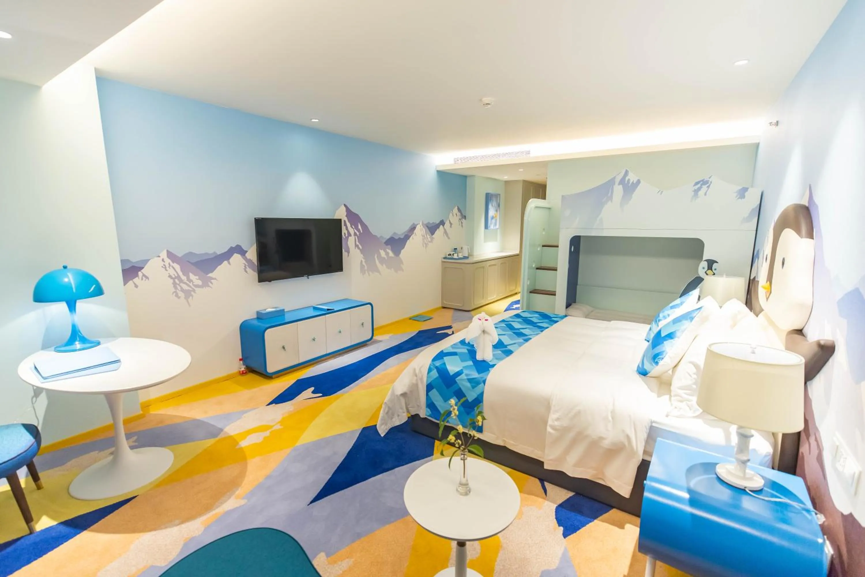 Photo of the whole room, Bed in Shanghai Haichang Ocean Park Resort Hotel