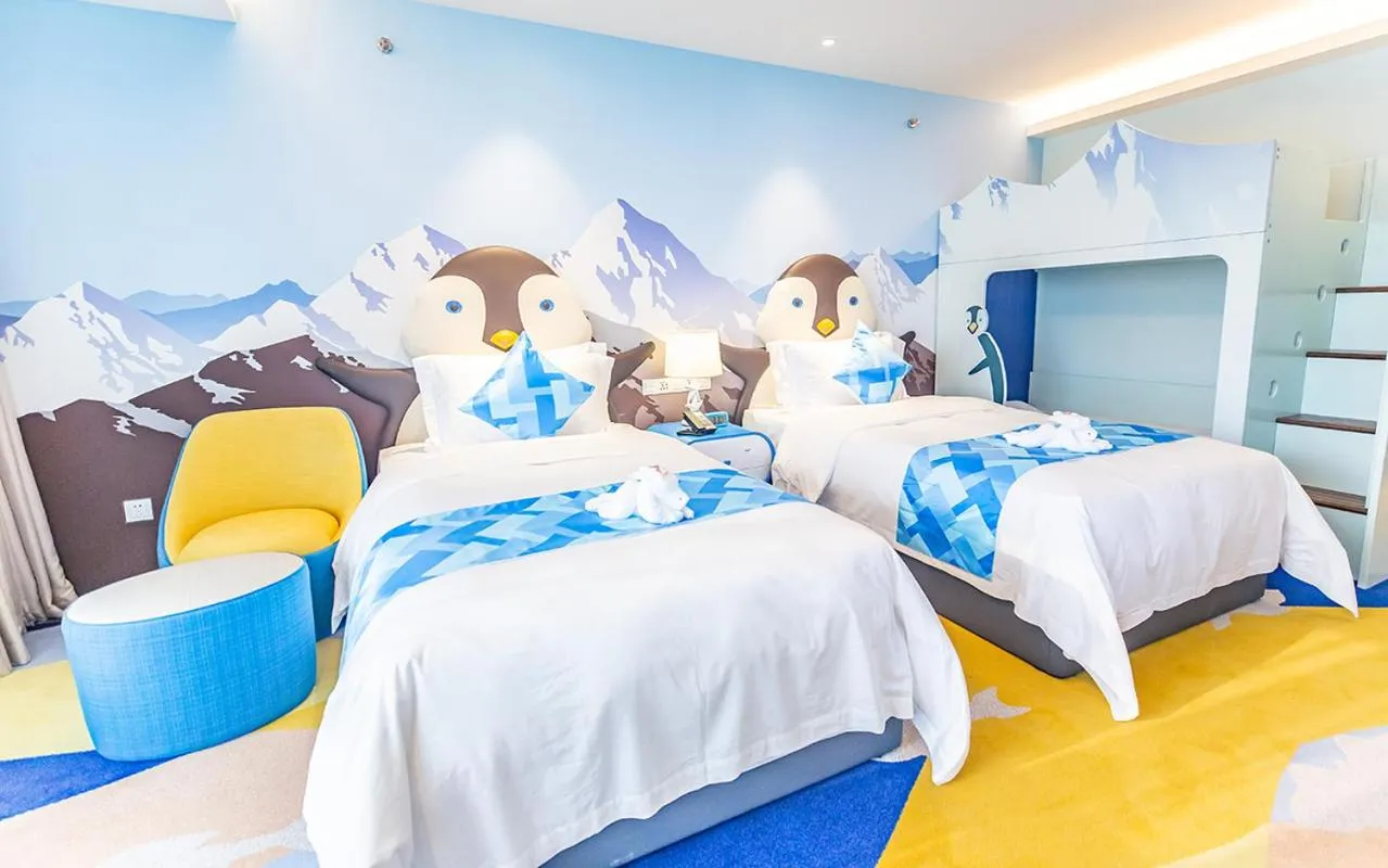 Photo of the whole room, Bed in Shanghai Haichang Ocean Park Resort Hotel