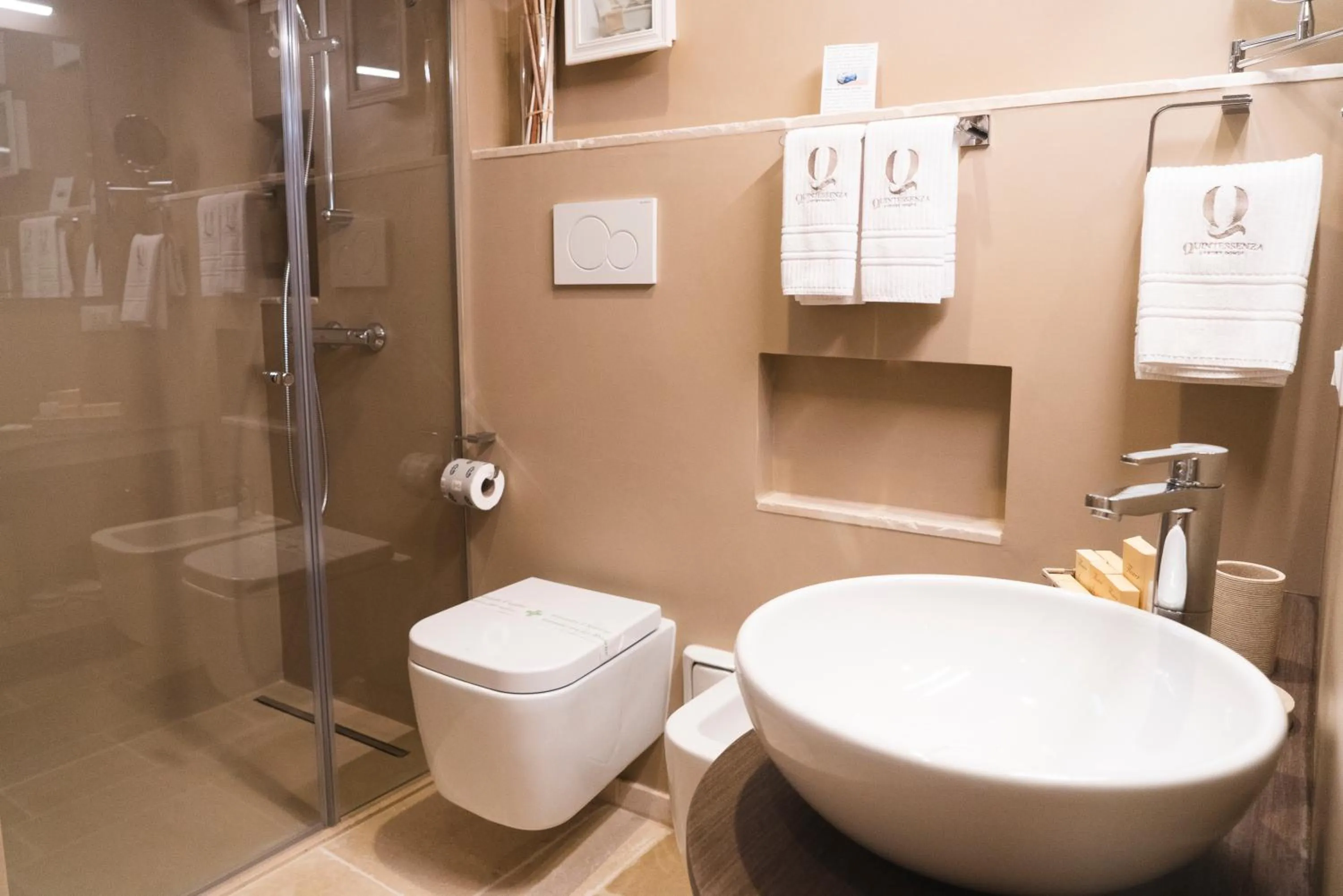 Toilet in Quintessenza Luxury Domus