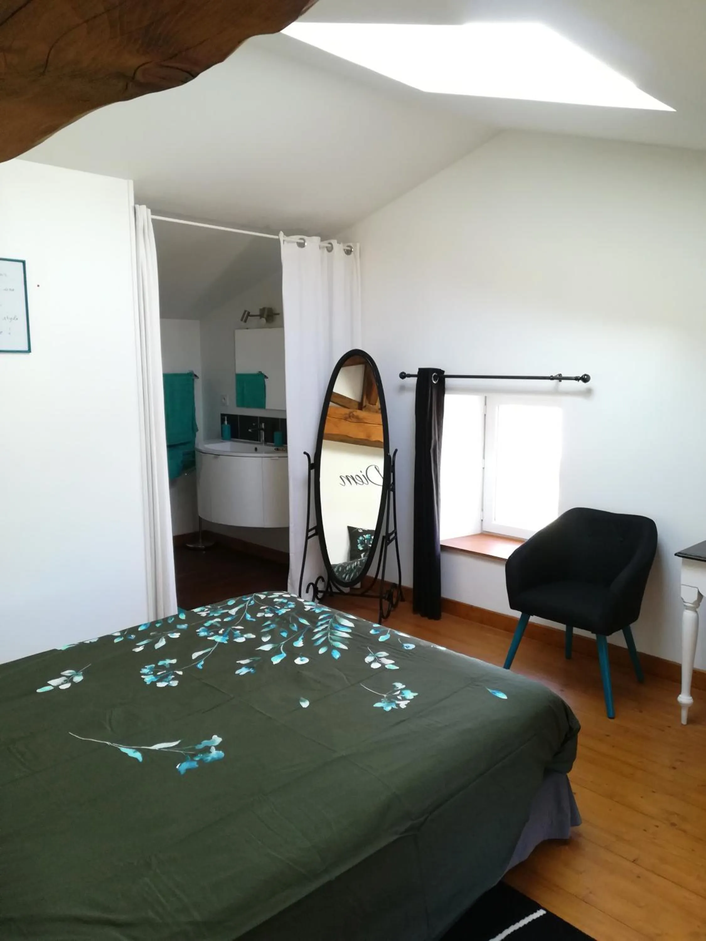 Photo of the whole room, Bed in Les Marmottes Charentaises