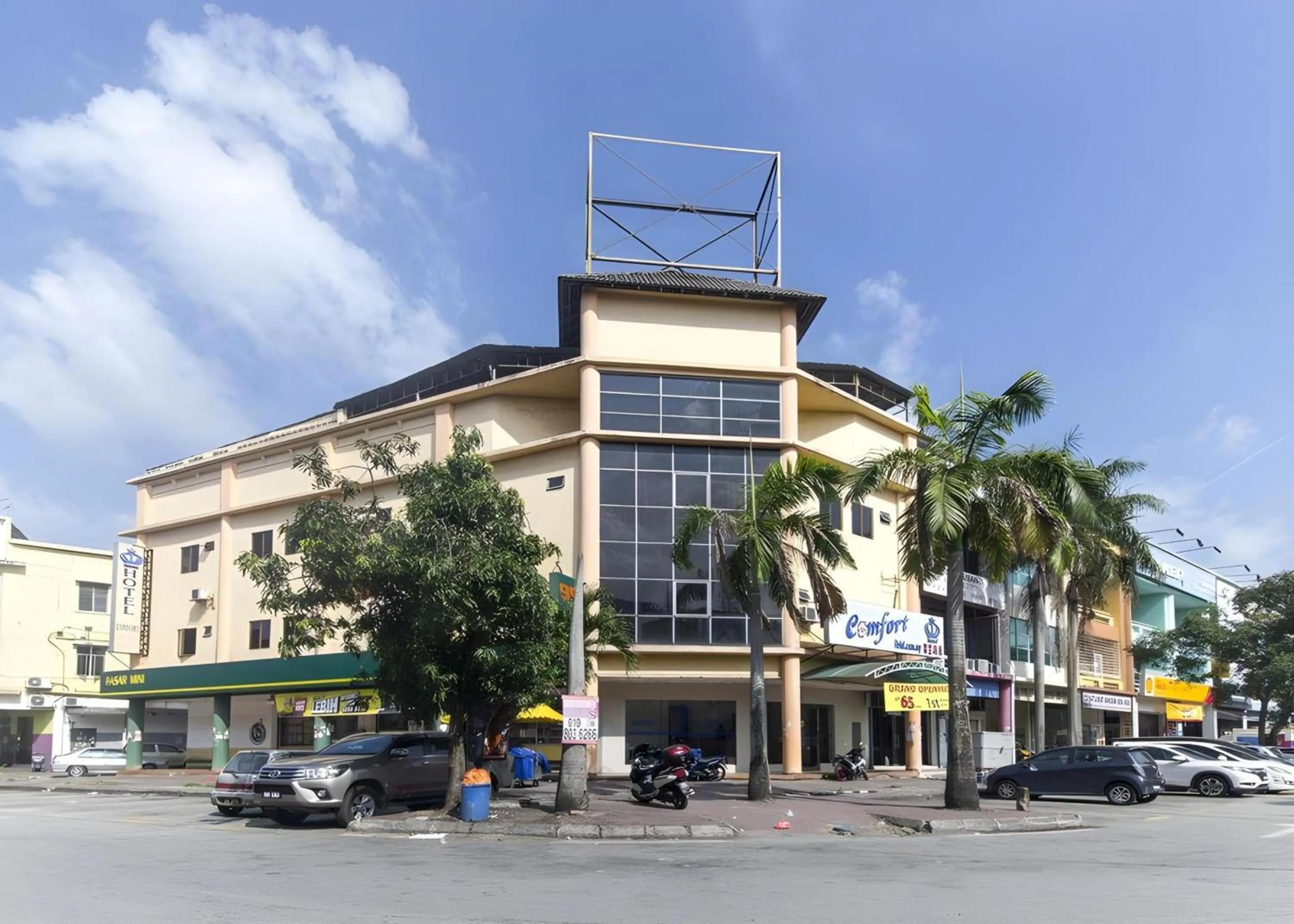 Property building in Super OYO 828 Comfort Hotel Shah Alam