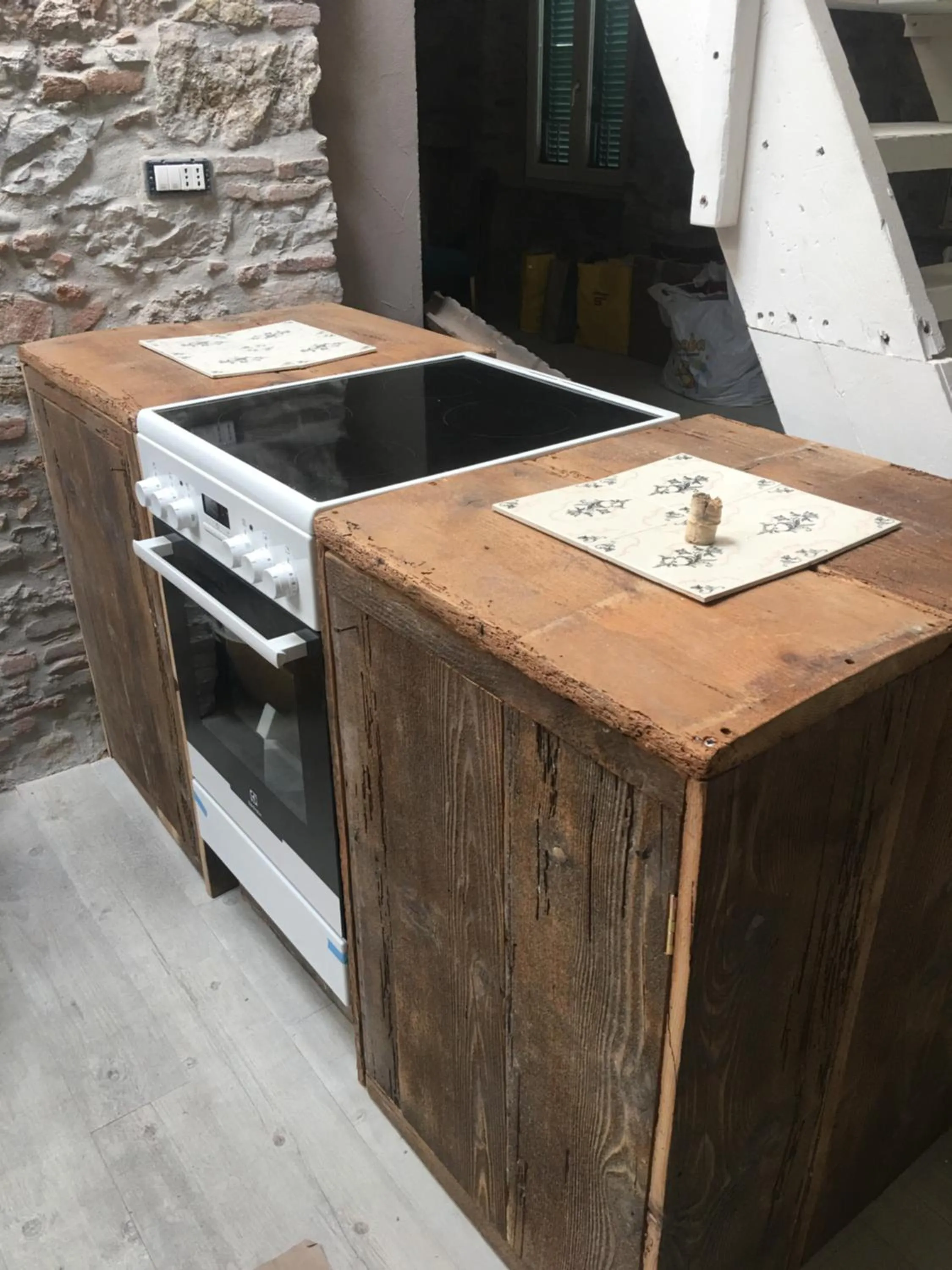 Kitchen or kitchenette in Inside the Wall