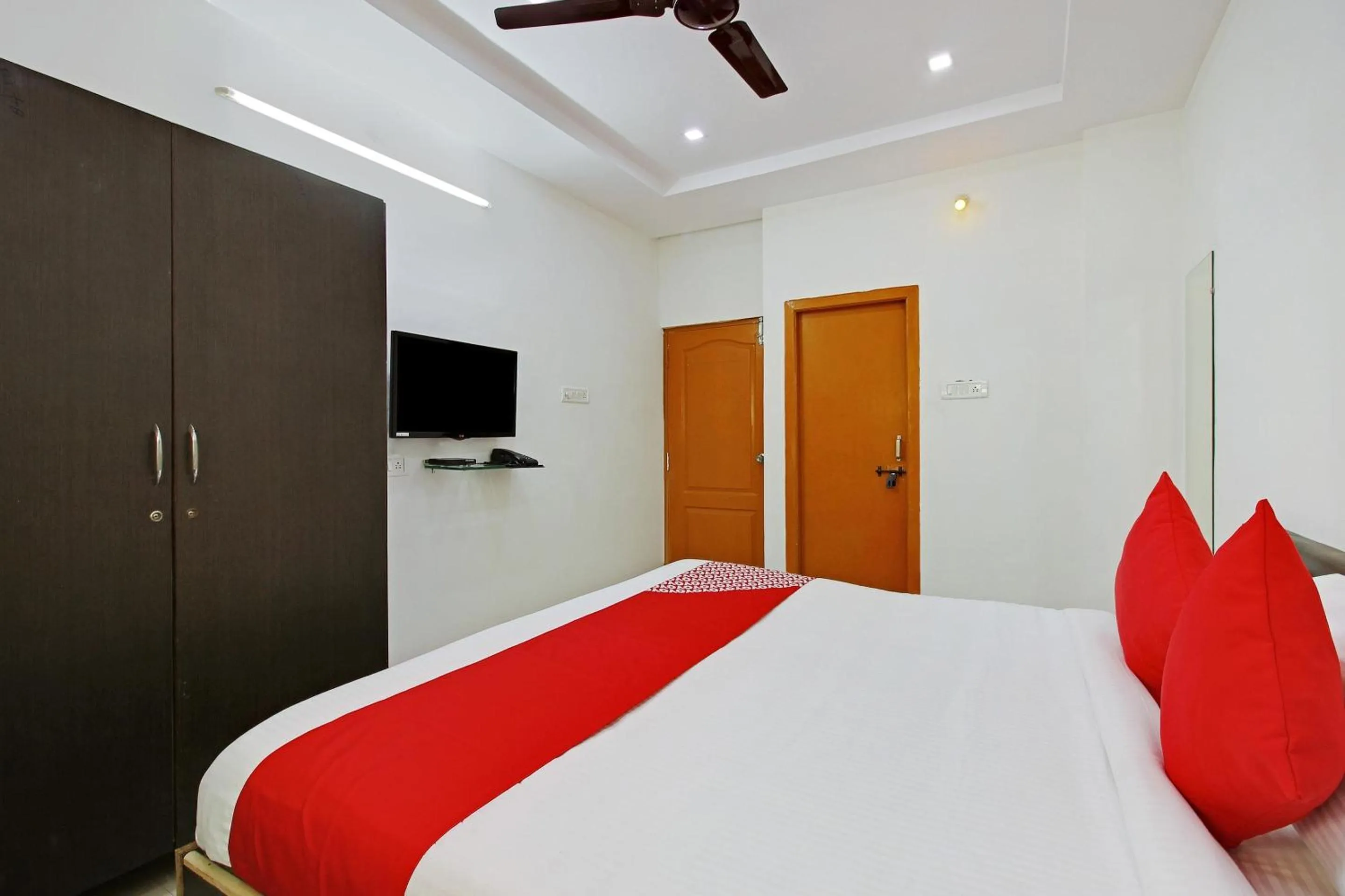 Bedroom, Bed in Super Hotel O Golden Hive Madhapur Near Shilparamam