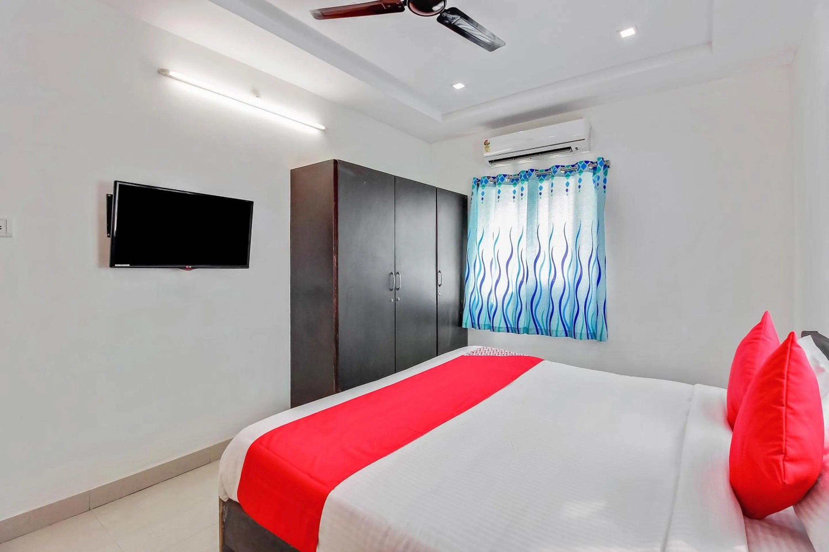 Bedroom, Bed in Super Hotel O Golden Hive Madhapur Near Shilparamam
