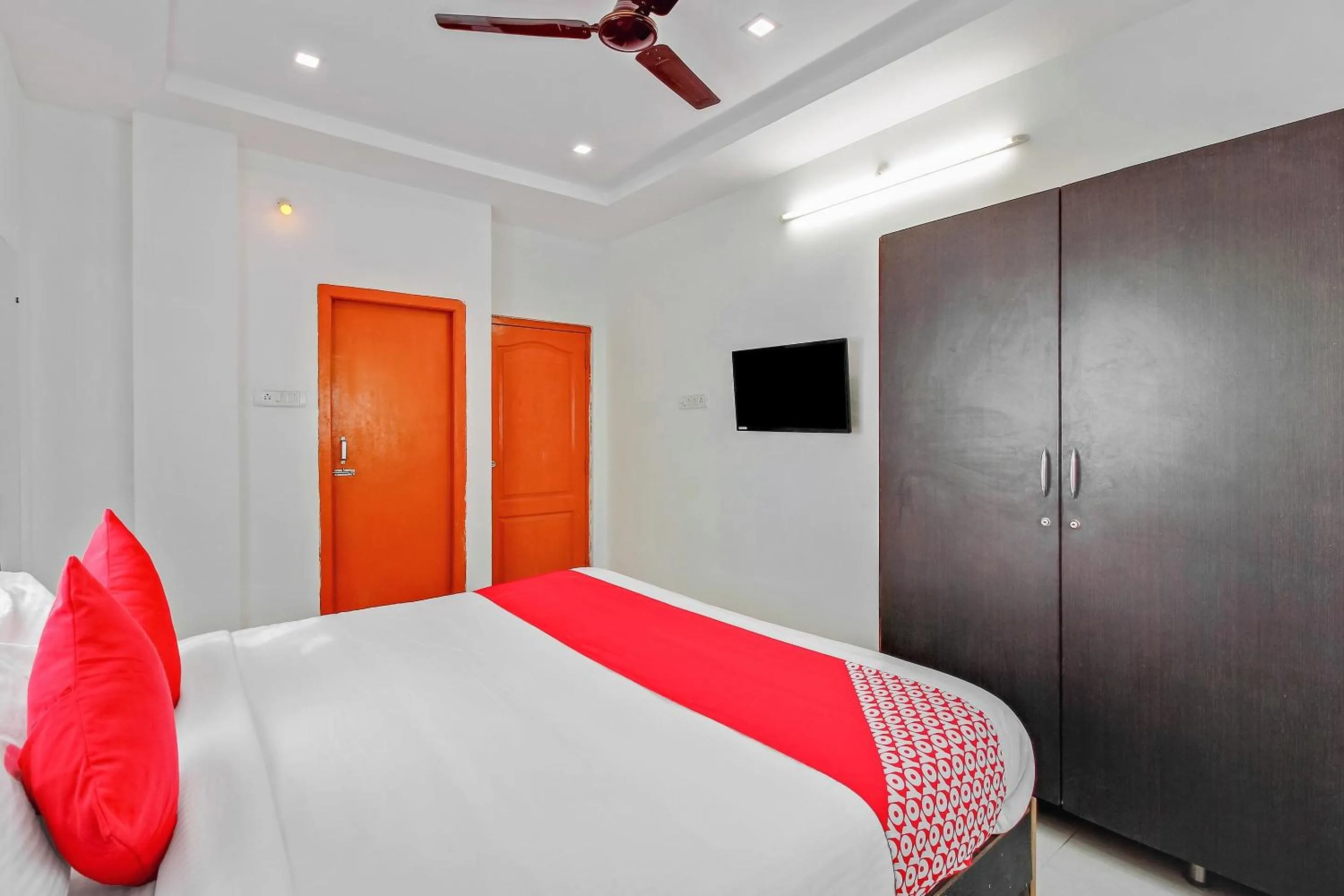 Bedroom, Bed in Super Hotel O Golden Hive Madhapur Near Shilparamam