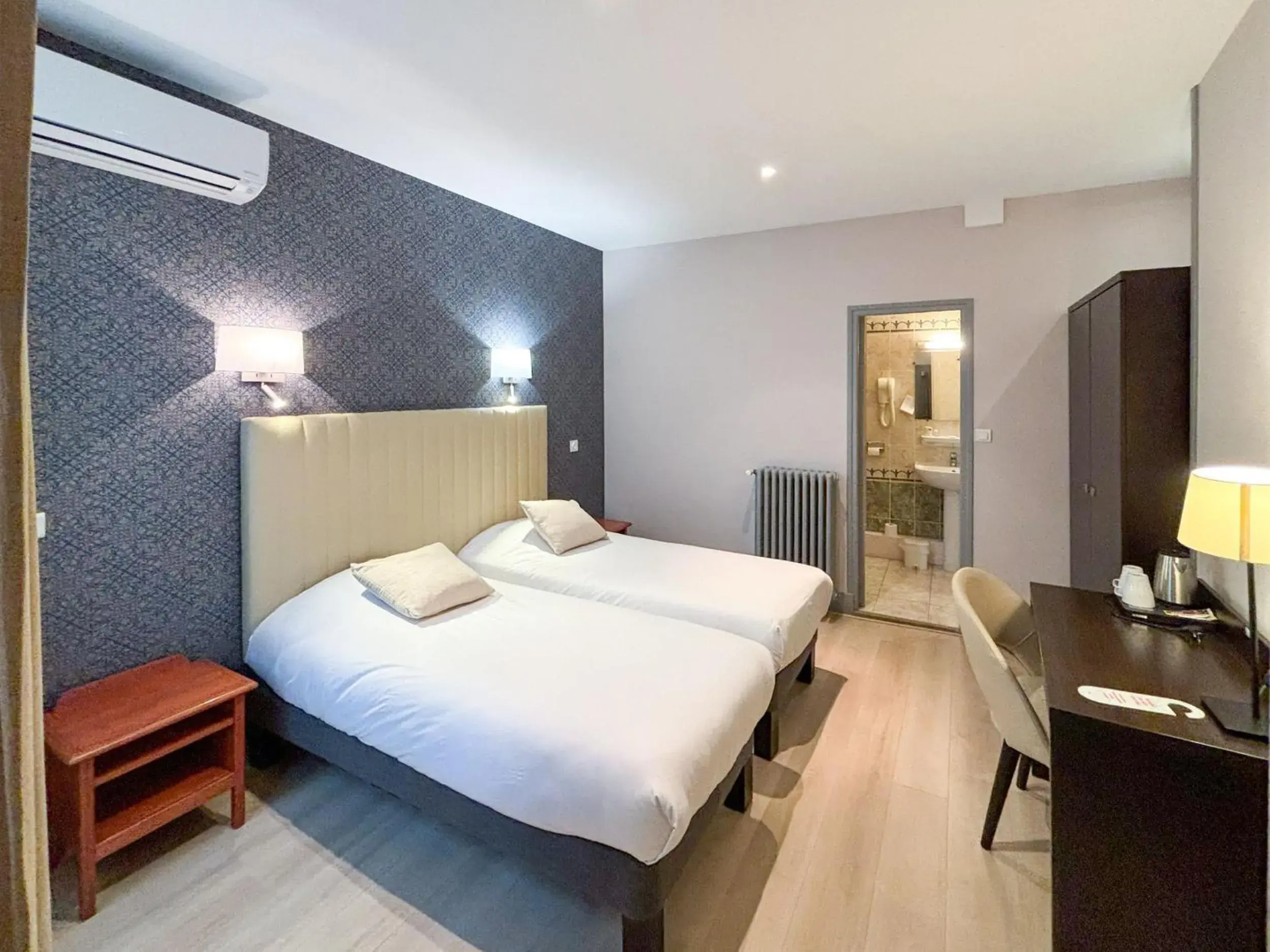 Double Room in Hotel Le Jacquemart Double Room in Hotel Le Jacquemart