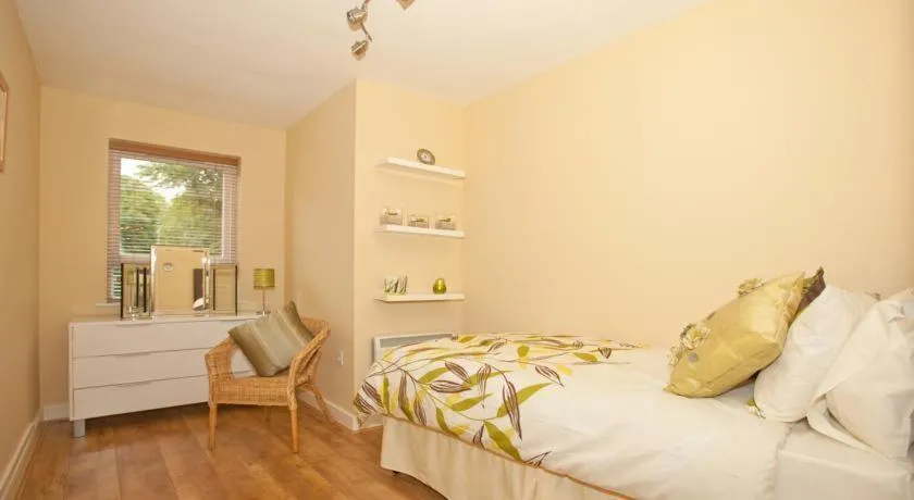 Bedroom, Bed in Riverbank View Three Bedroom Apartment with Free Parking