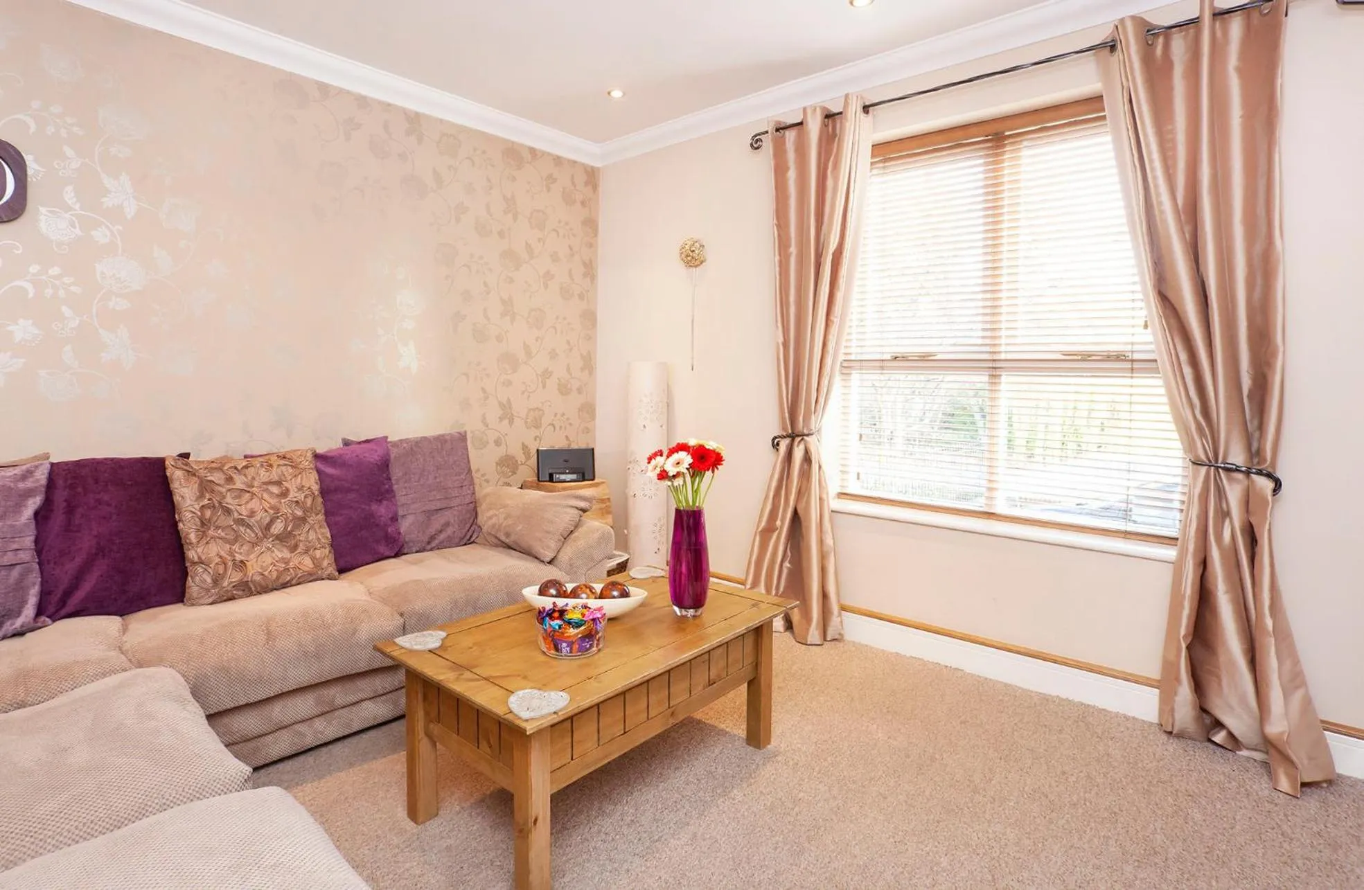 Riverbank View Three Bedroom Apartment with Free Parking