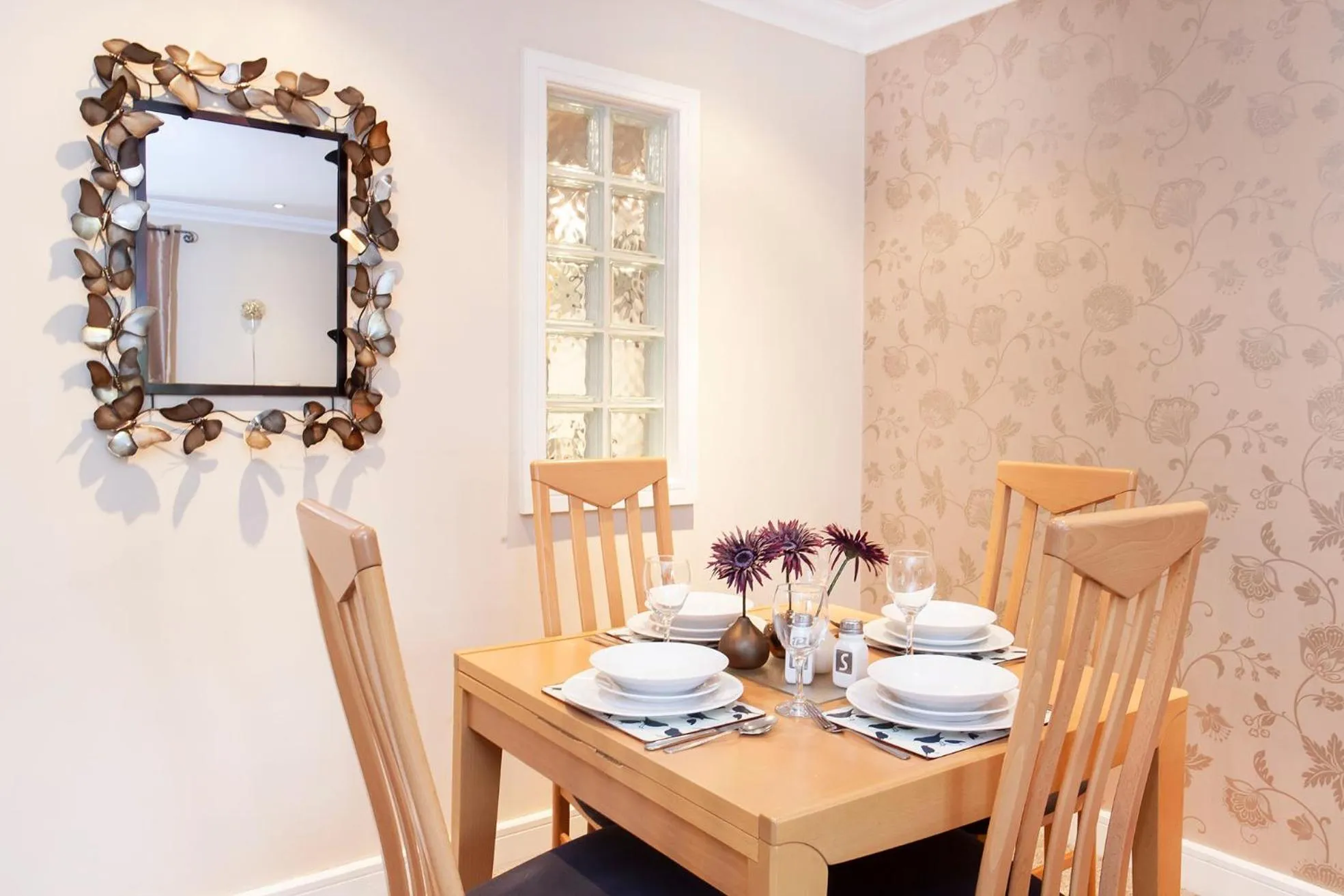 Riverbank View Three Bedroom Apartment with Free Parking