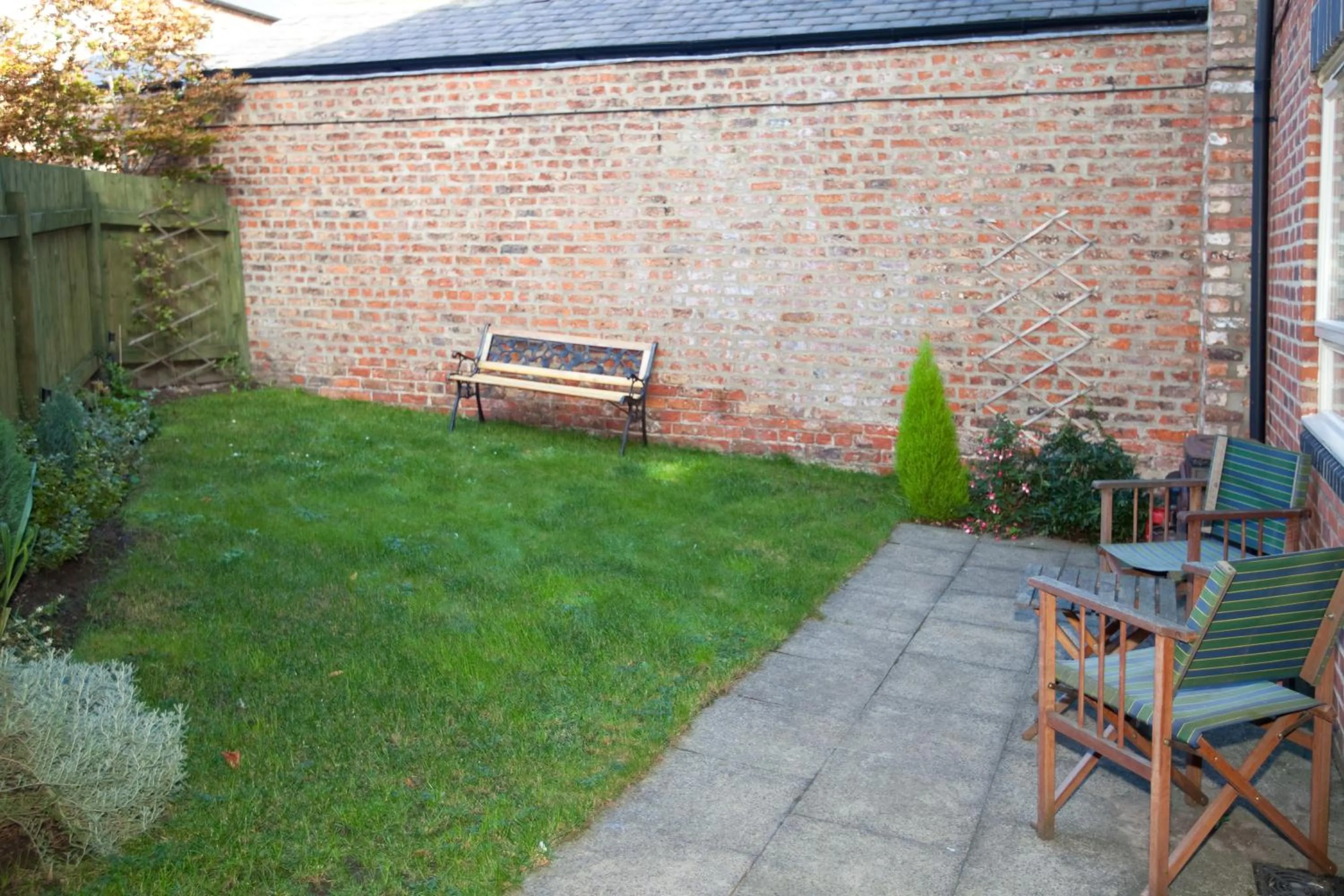 Garden in Riverbank View Three Bedroom Apartment with Free Parking