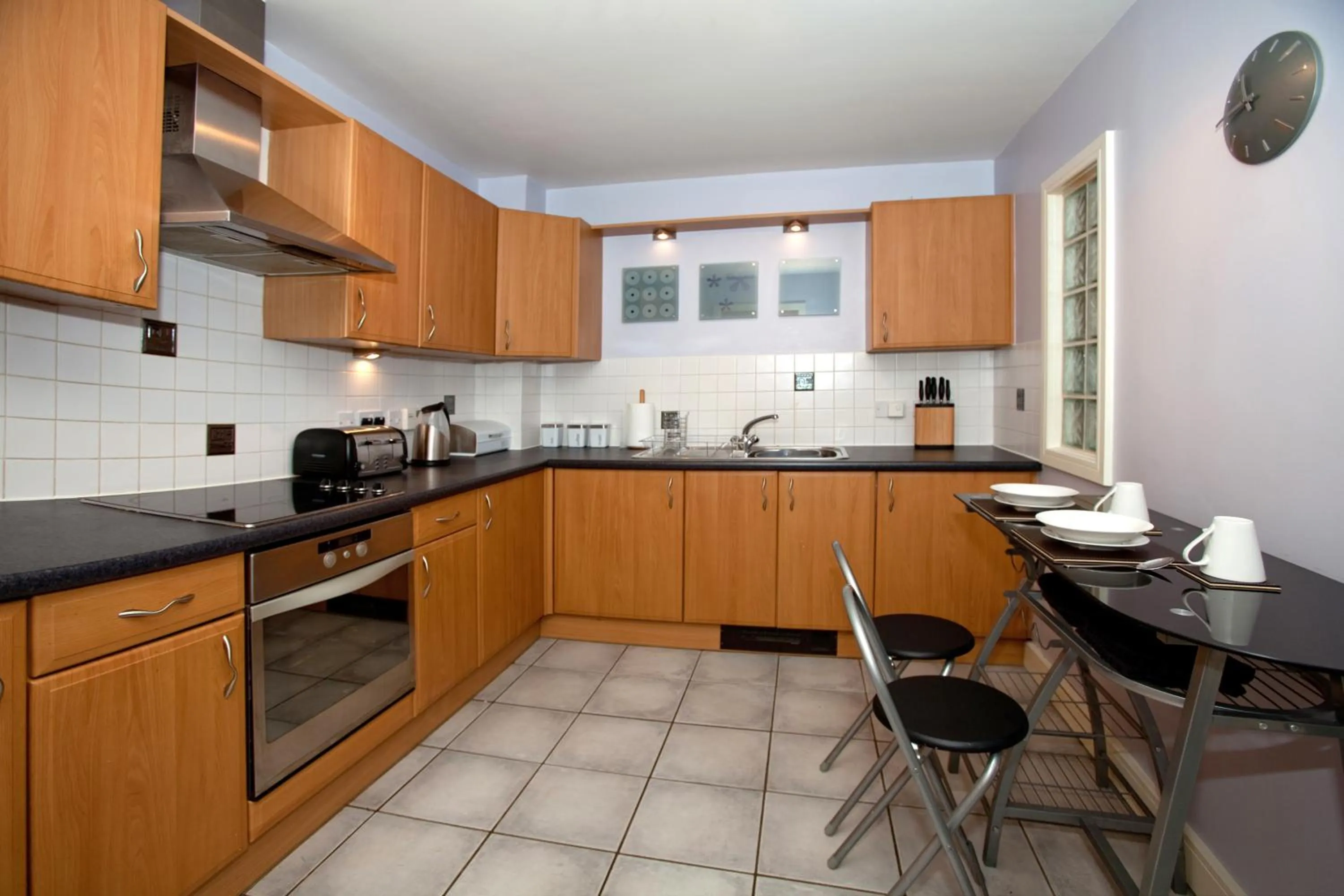Kitchen or kitchenette in Riverbank View Three Bedroom Apartment with Free Parking