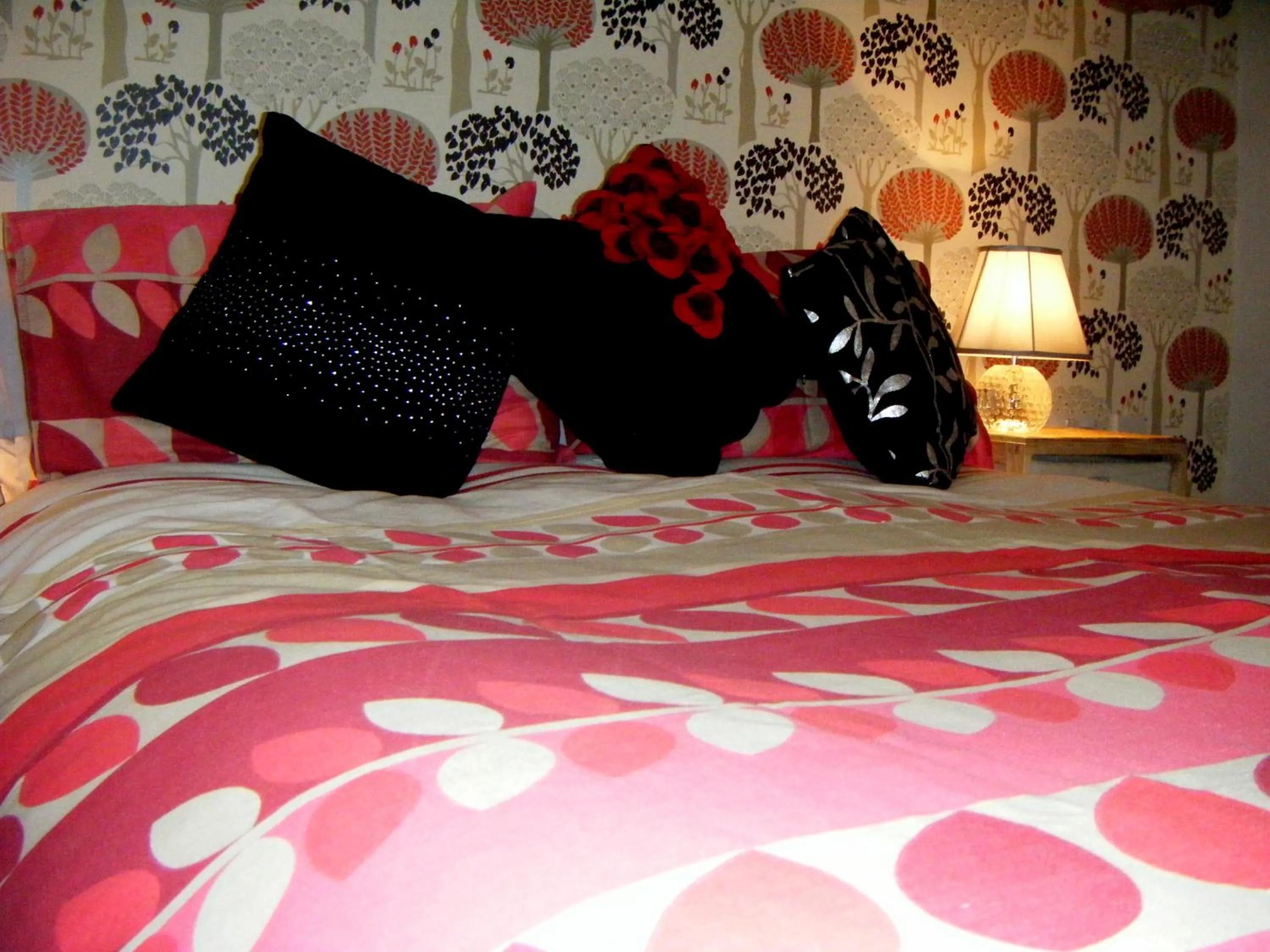 Bedroom, Bed in Riverbank View Three Bedroom Apartment with Free Parking