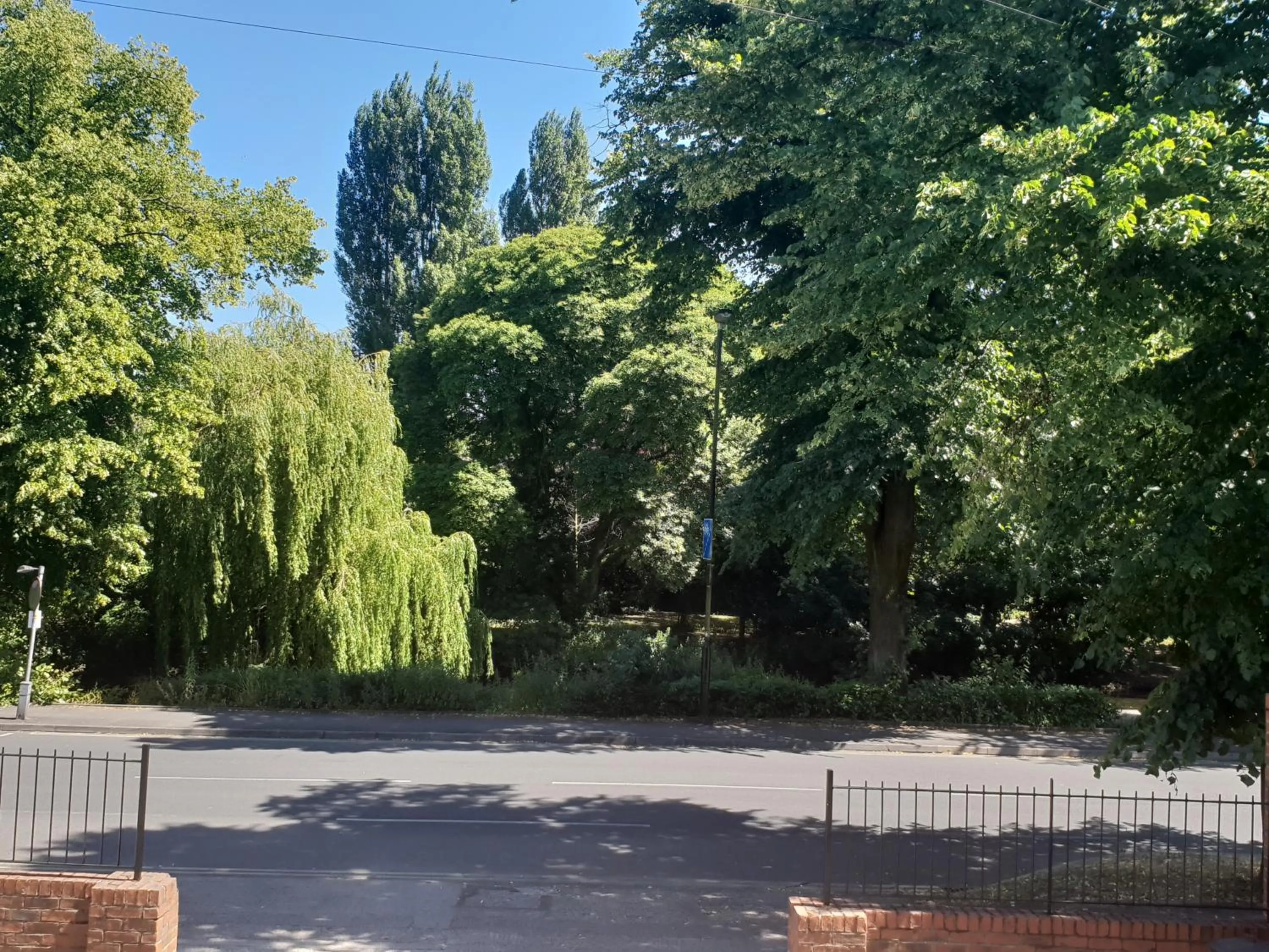 Riverbank View Three Bedroom Apartment with Free Parking