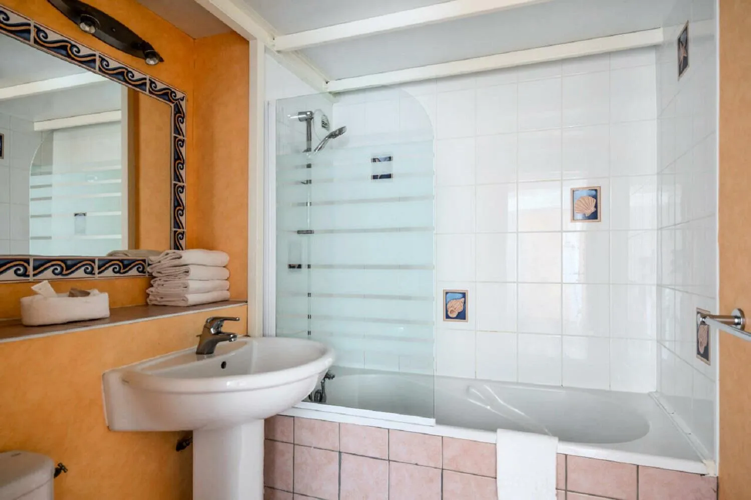 Bathroom in Residence Saint Goustan - maeva Home