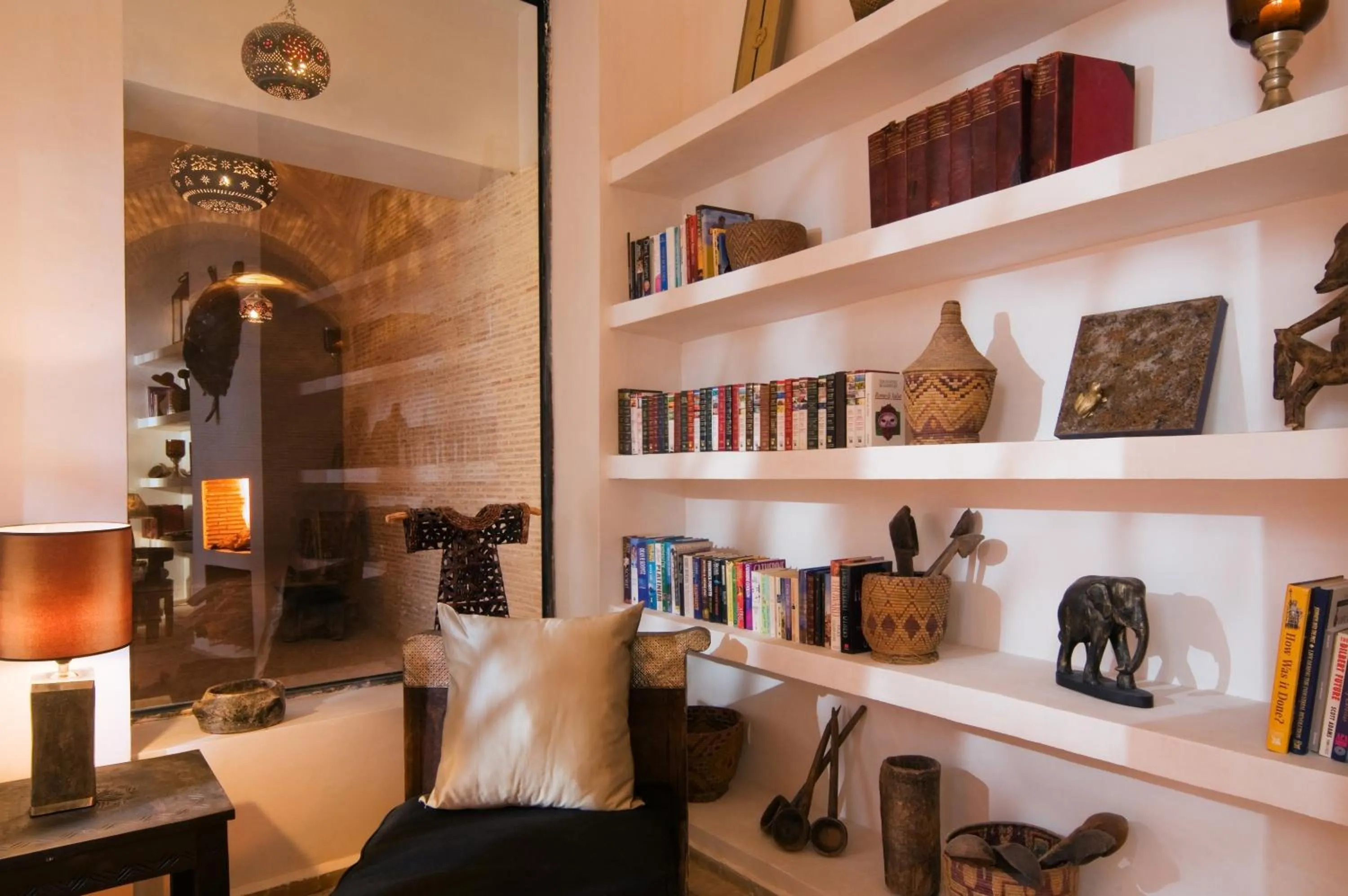 Library in Maison Manzano