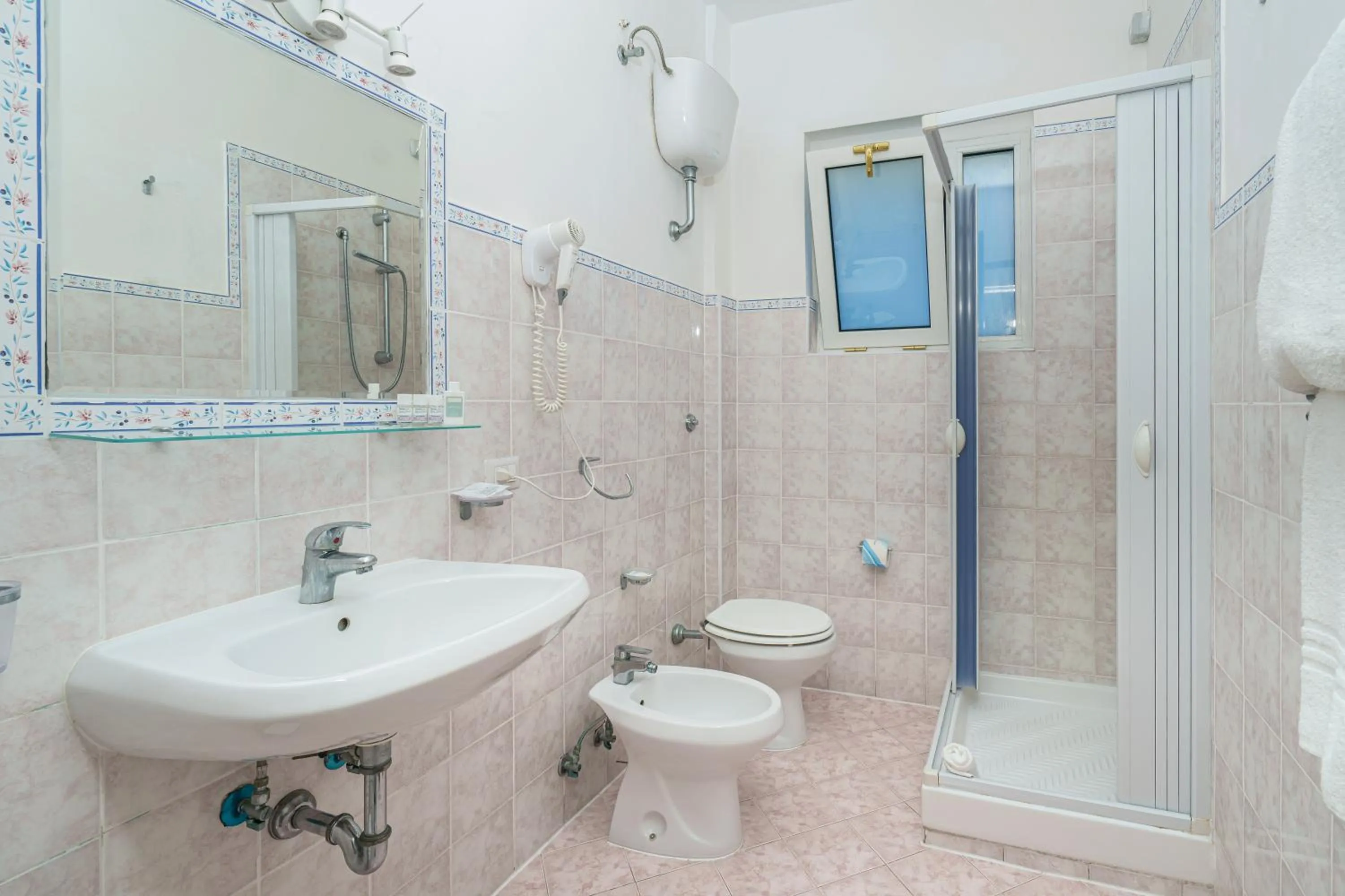 Shower in Hotel Oriente