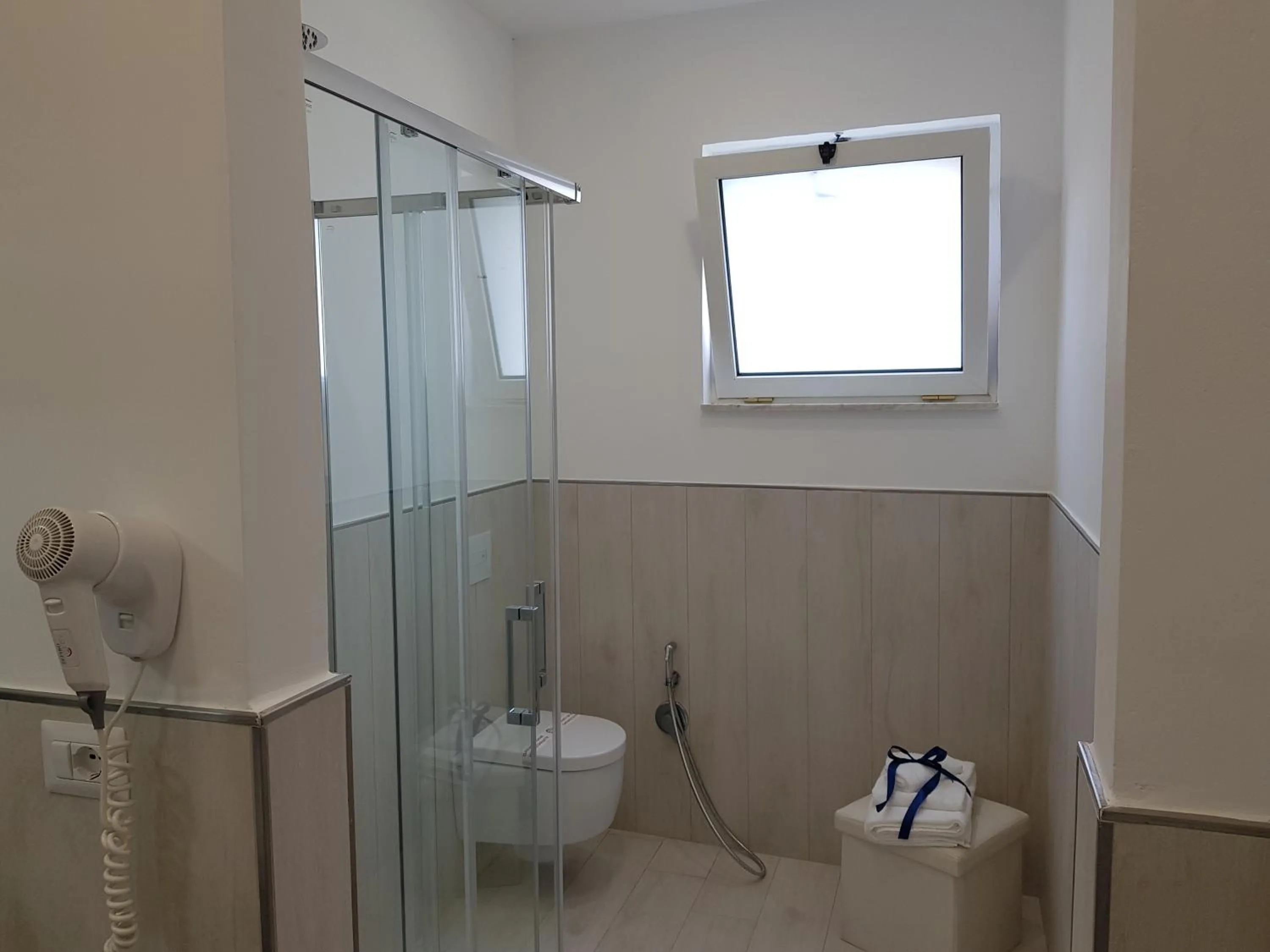 Shower in Hotel Oriente