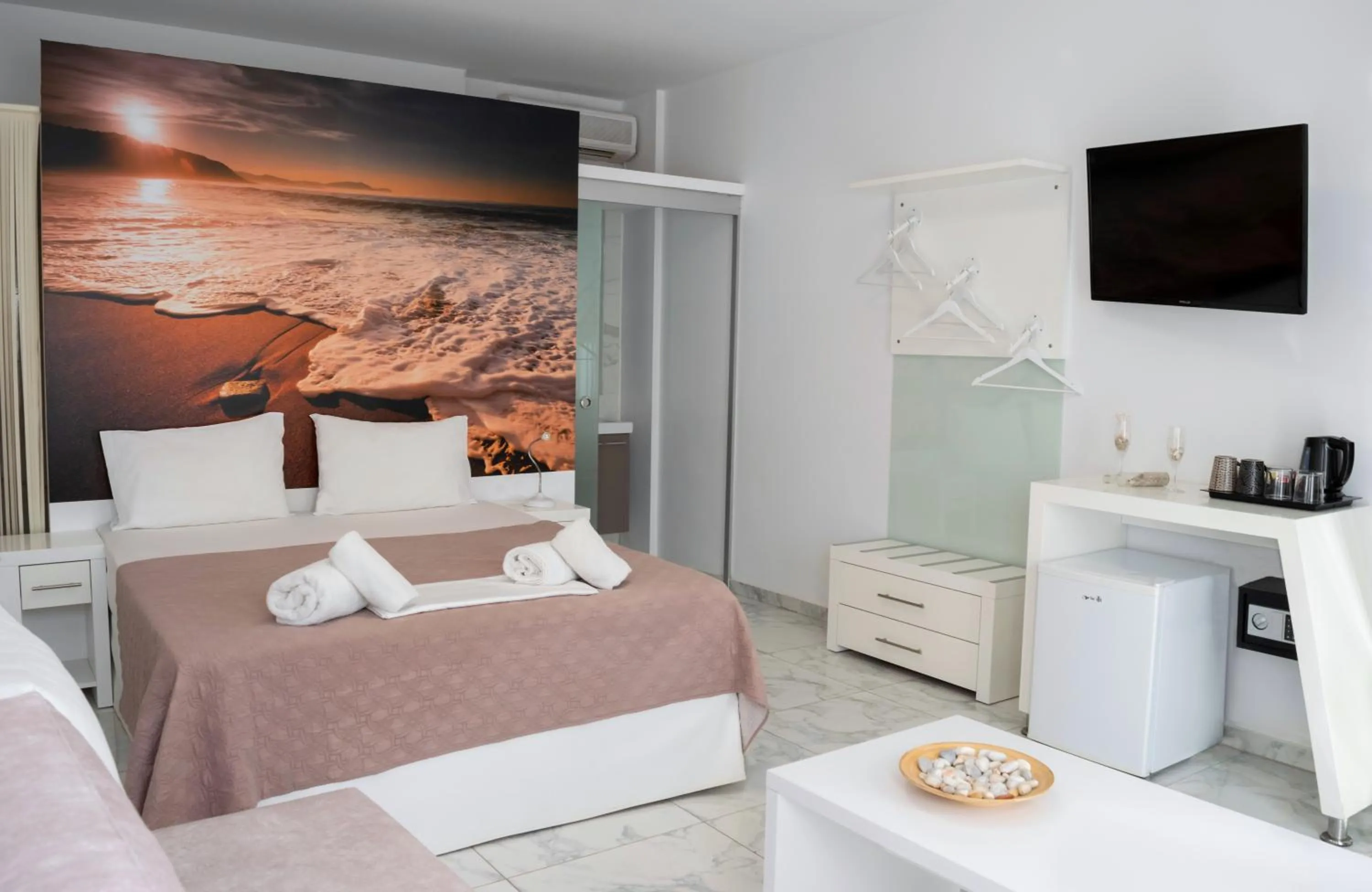 Photo of the whole room, Bed in Beach Hotel Kapahi