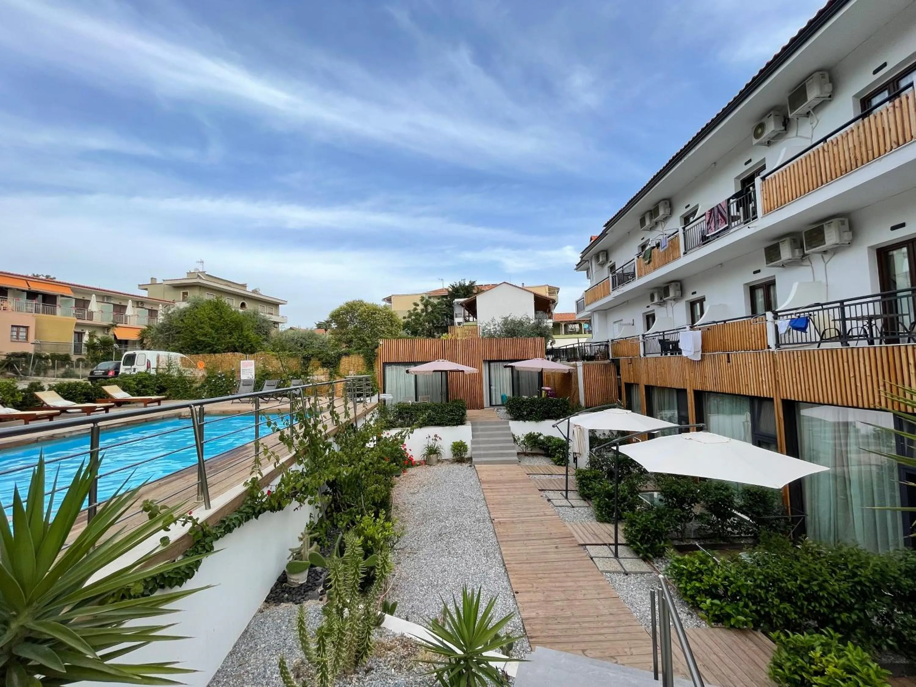 Swimming pool in Beach Hotel Kapahi