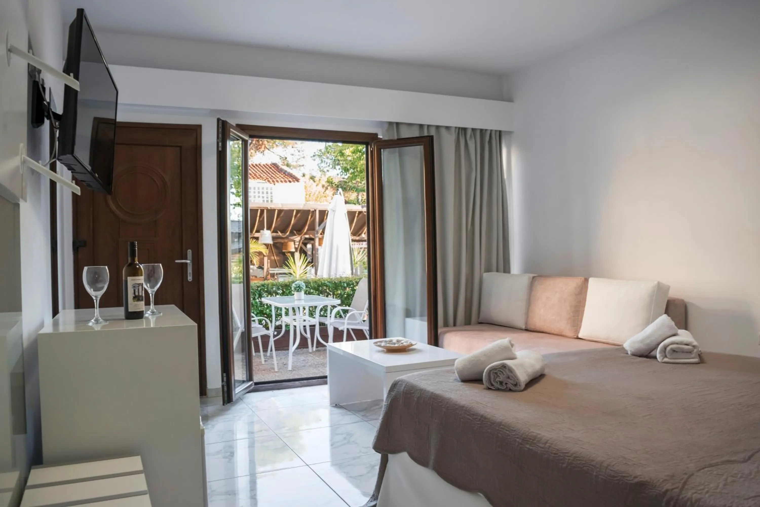 Bed in Beach Hotel Kapahi