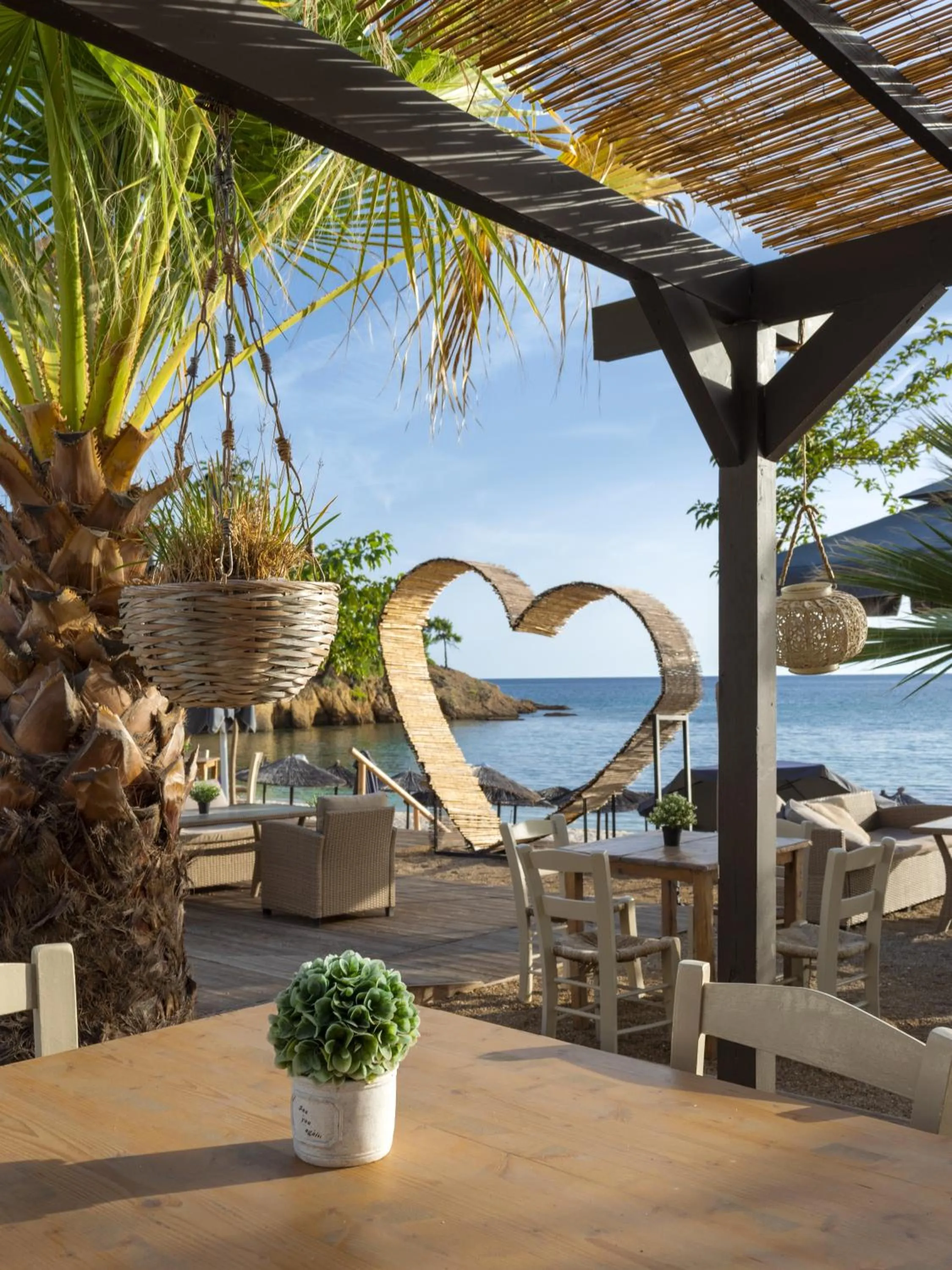 Restaurant/places to eat in Beach Hotel Kapahi