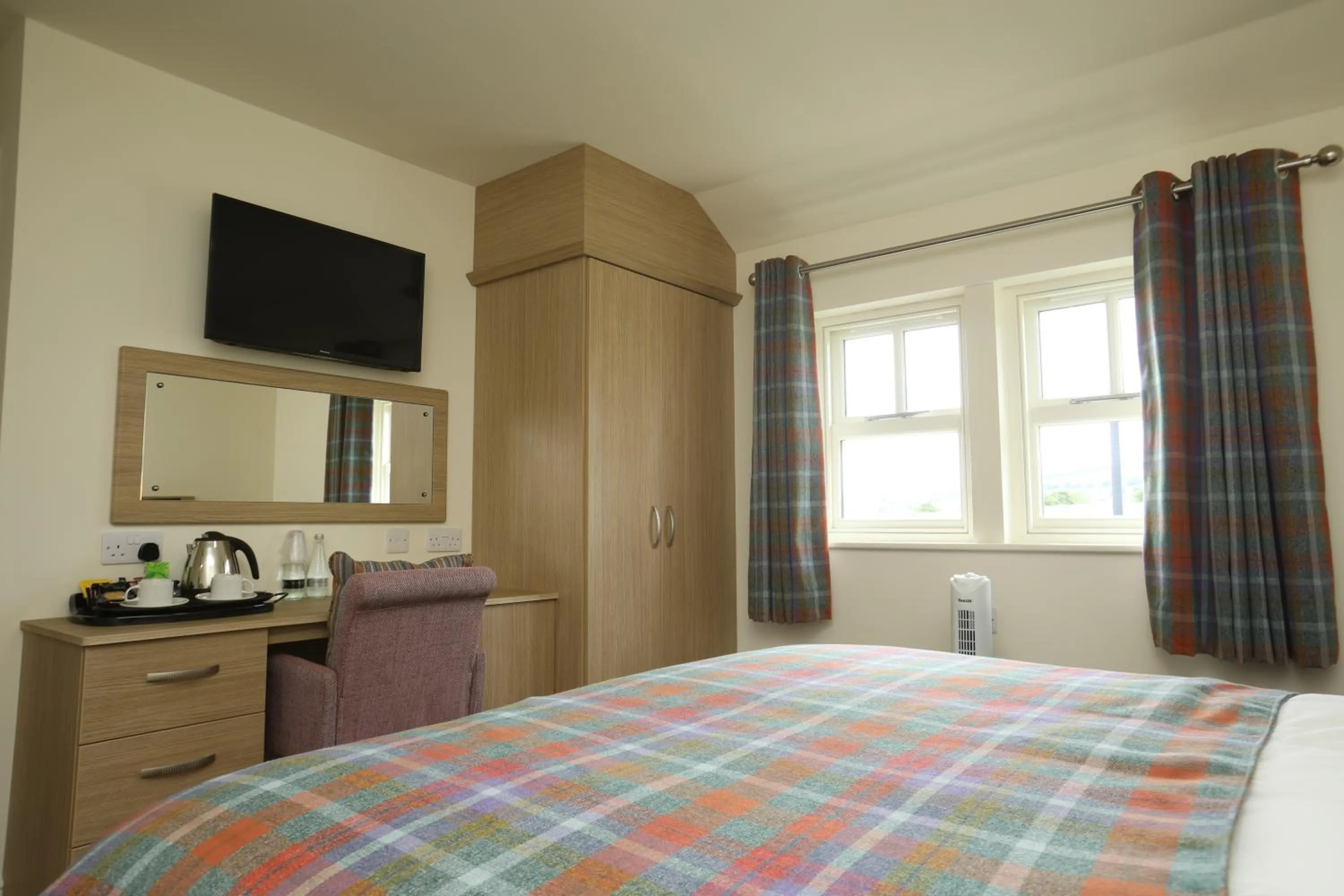 Photo of the whole room, Bed in The Craven Heifer Inn