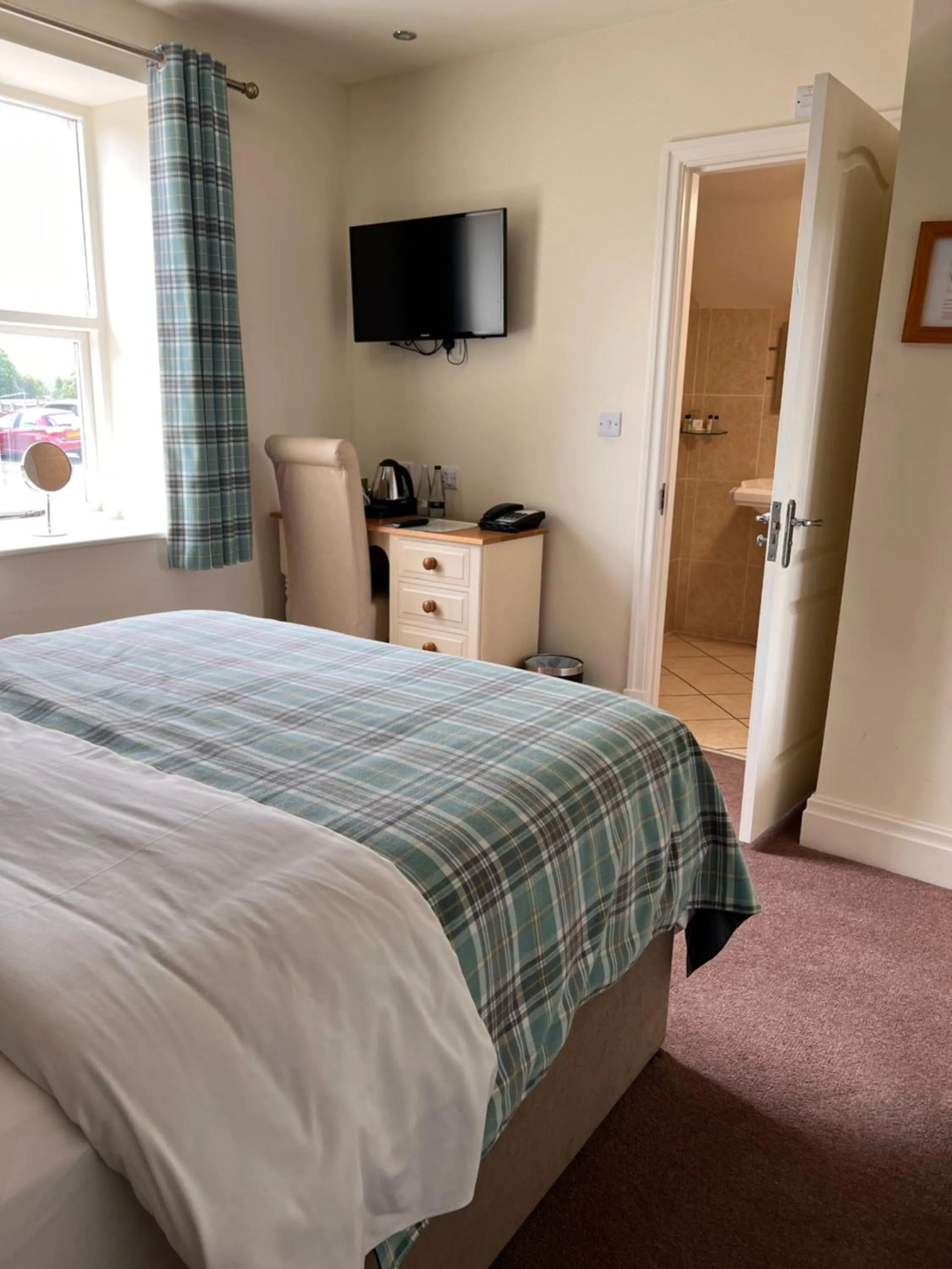 Shower, Bed in The Craven Heifer Inn