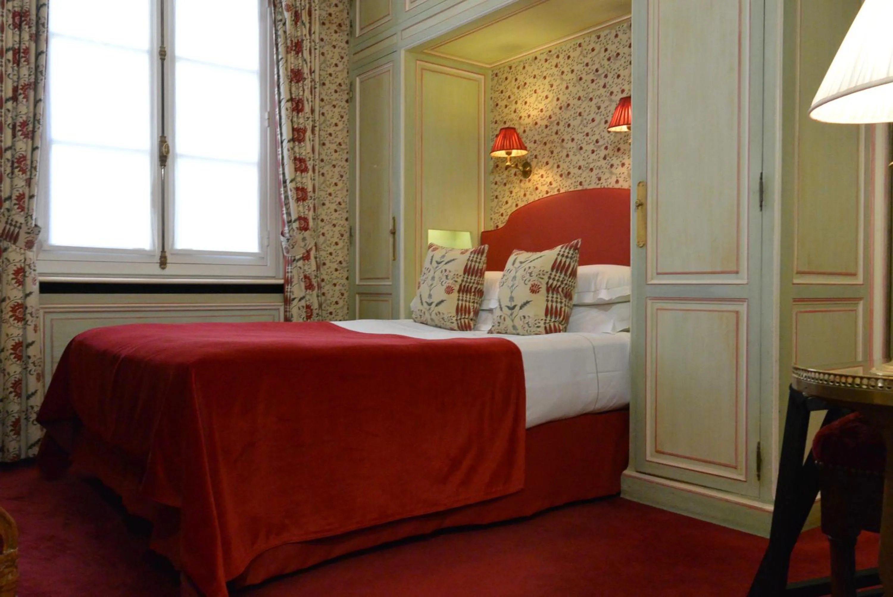 Bed in Hôtel Duc De St-Simon