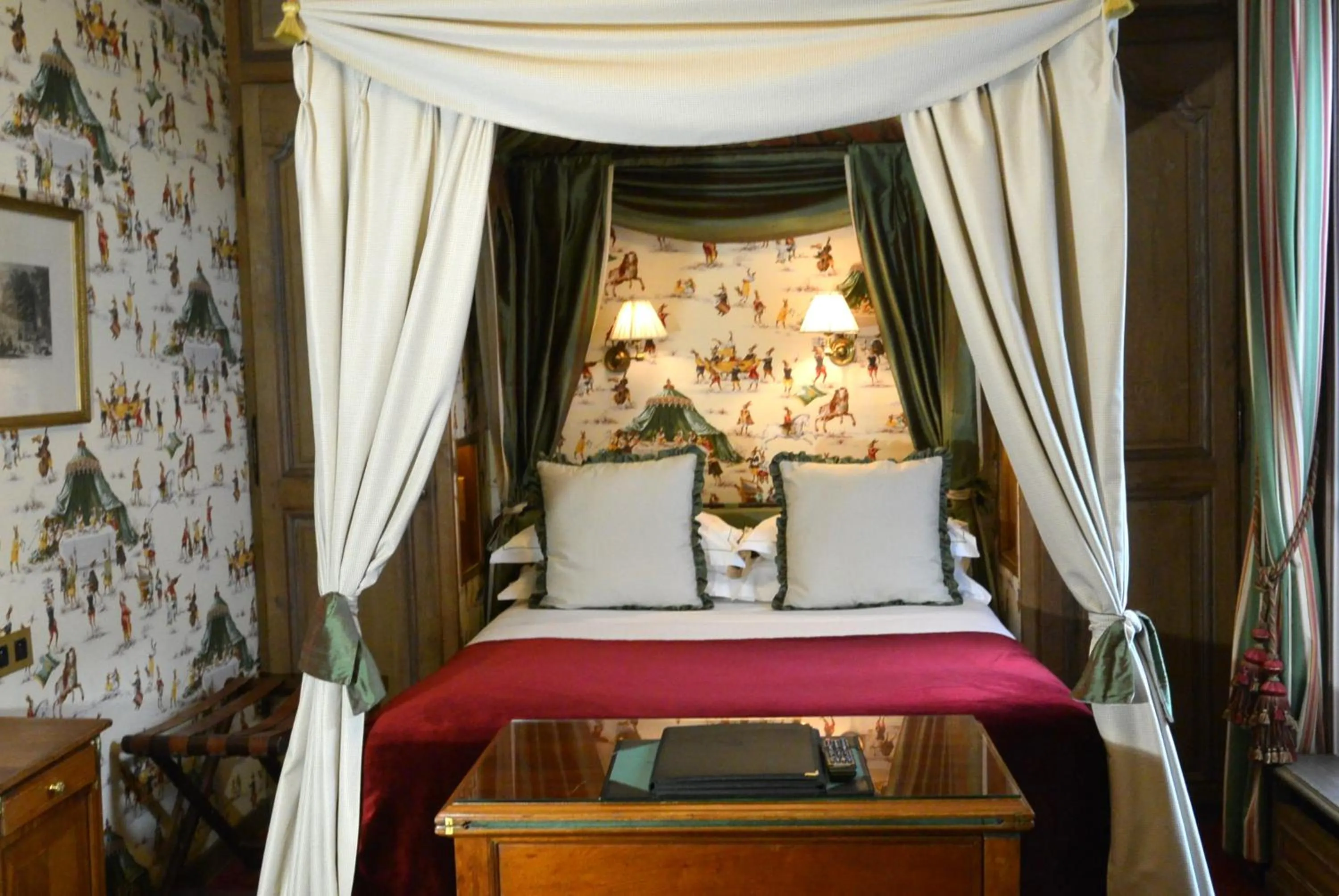 Bed in Hôtel Duc De St-Simon