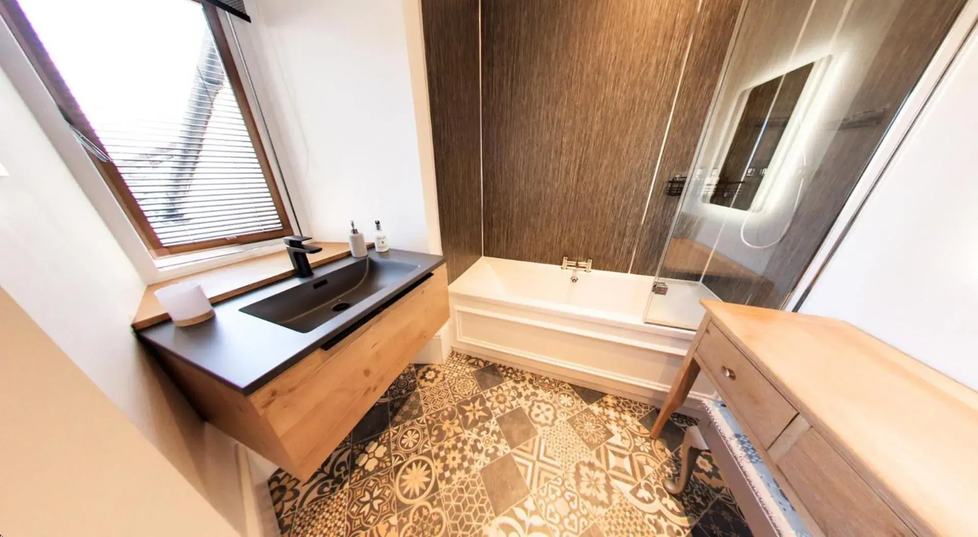 Deluxe King Suite in Redcliffe Hotel Deluxe King Suite in Redcliffe Hotel