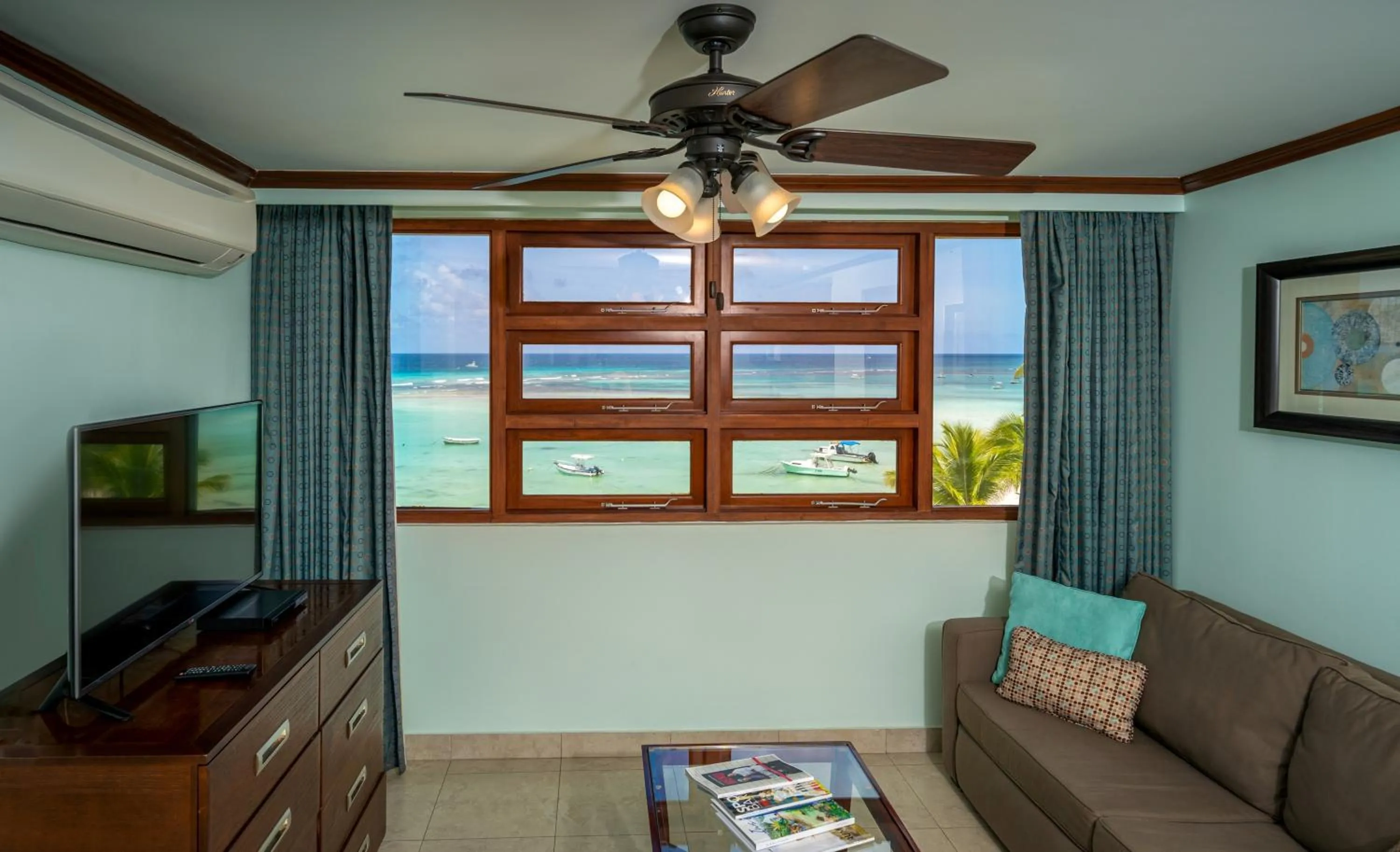Living room in Yellow Bird Hotel