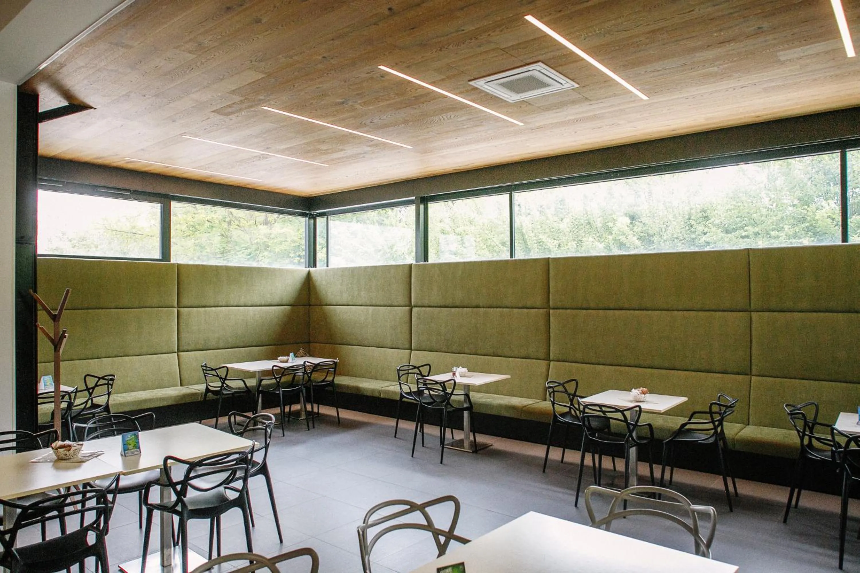 Restaurant/places to eat in WUD hotel