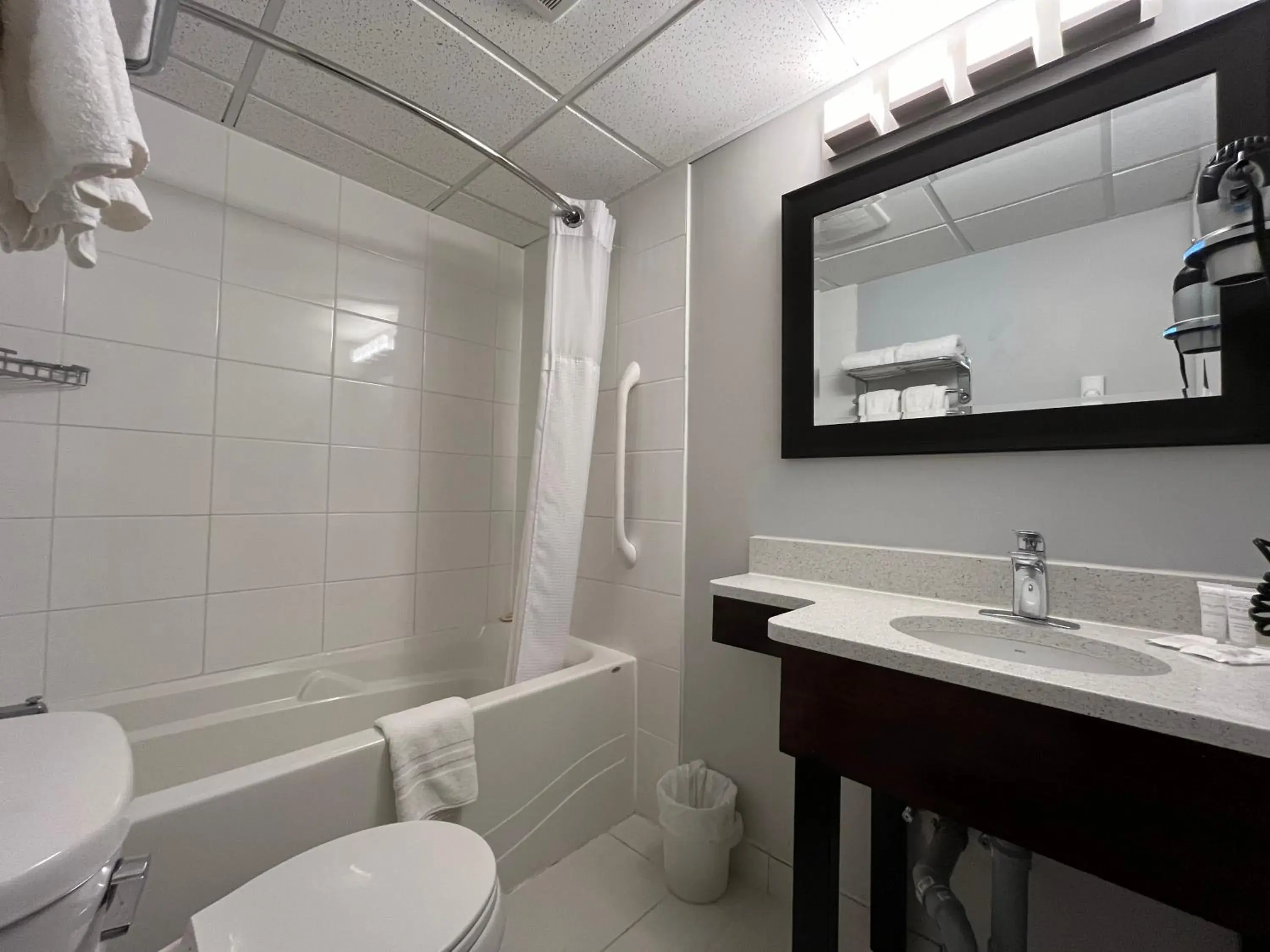 Room with One King Bed - single occupancy in Le Voyageur Inn Room with One King Bed - single occupancy in Le Voyageur Inn