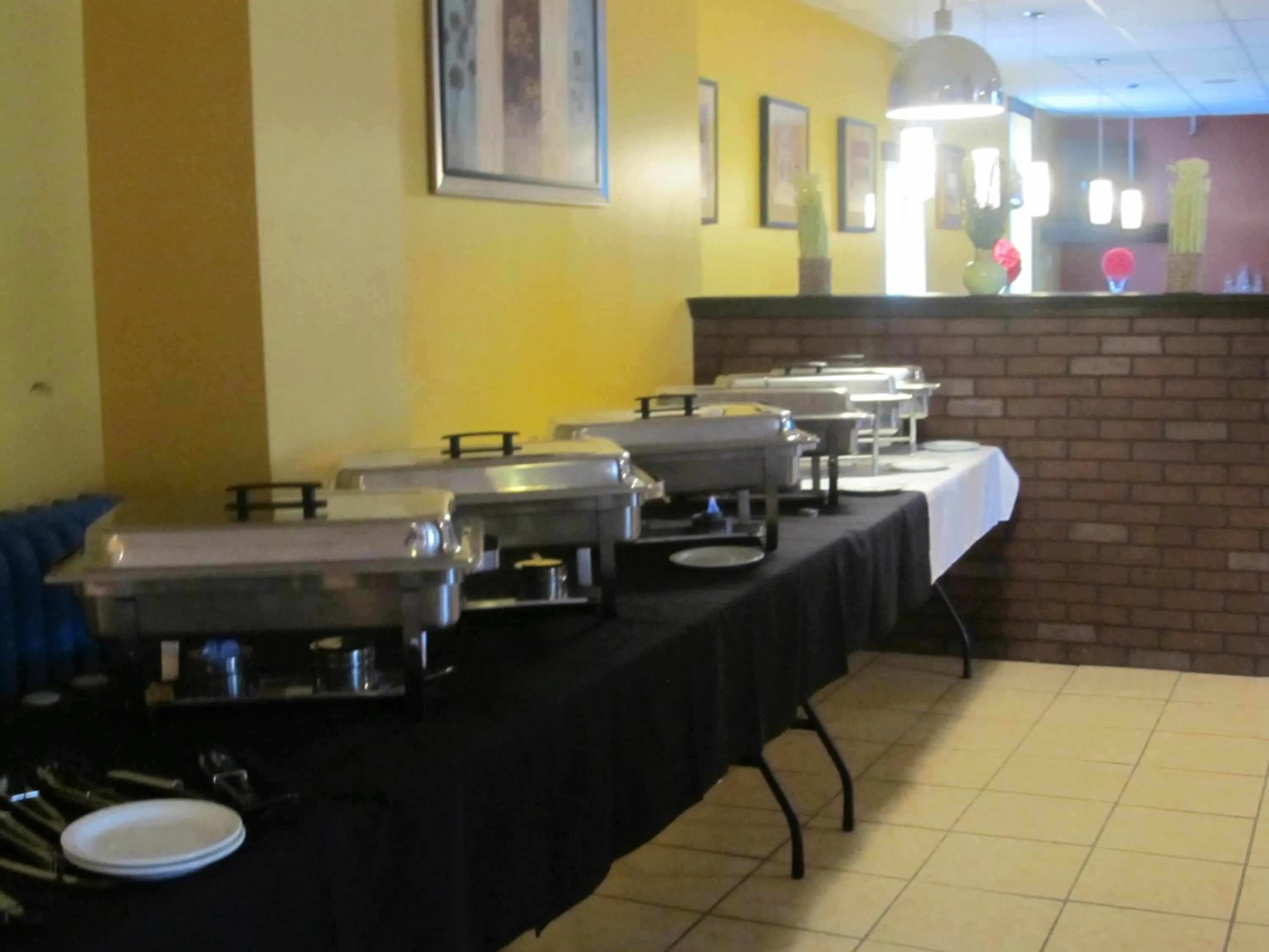 Restaurant/places to eat in Le Voyageur Inn