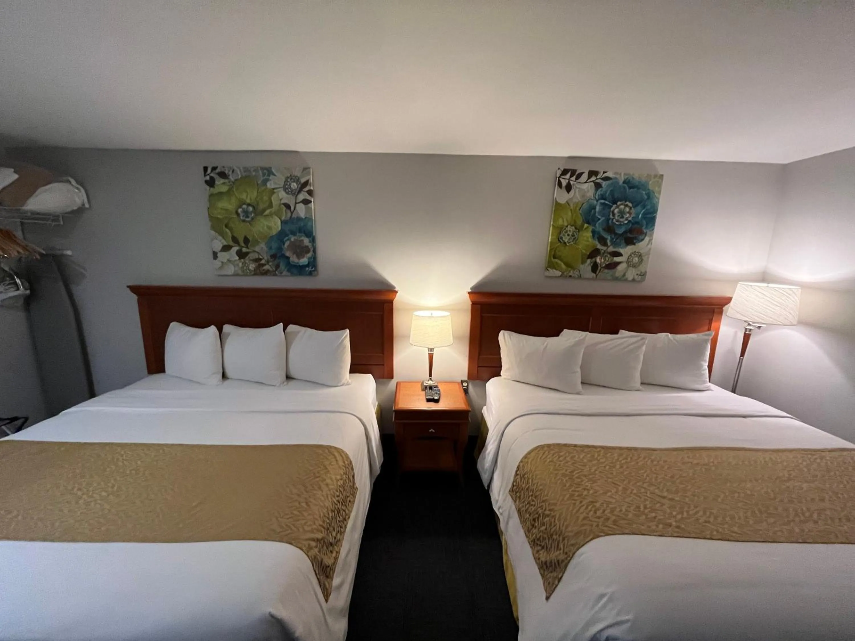 Bed in Le Voyageur Inn