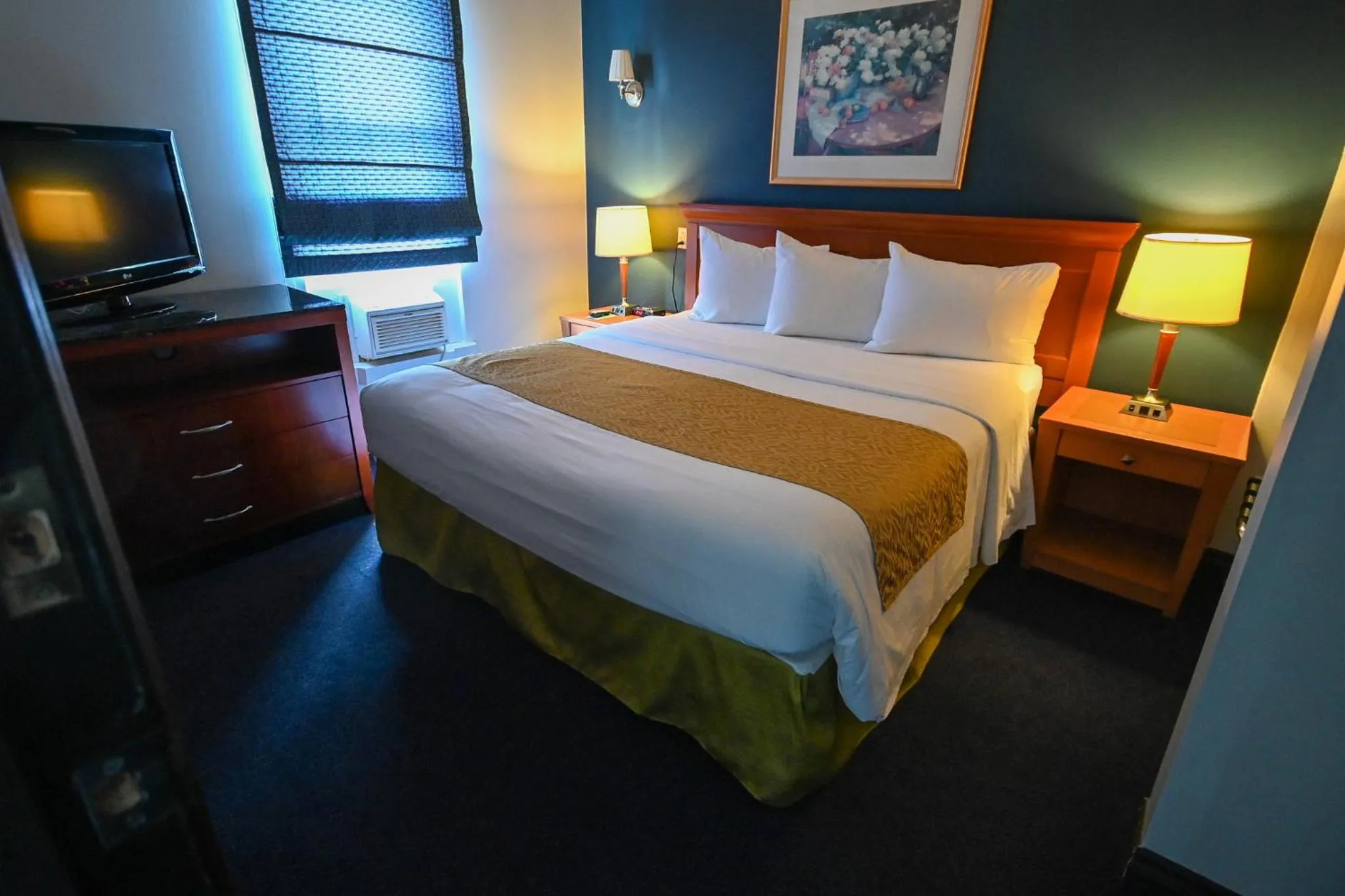 Bed in Le Voyageur Inn