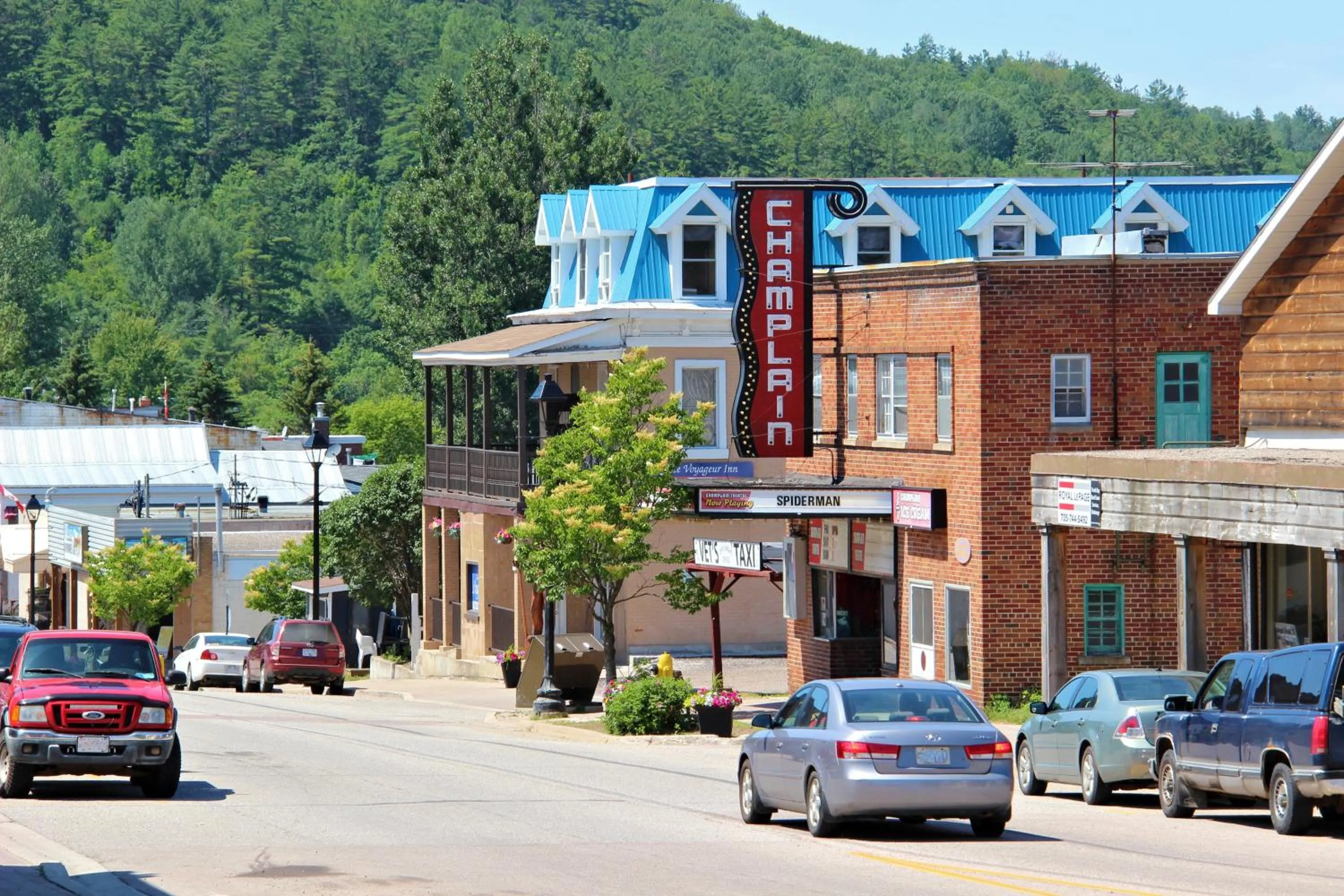 Property building in Le Voyageur Inn