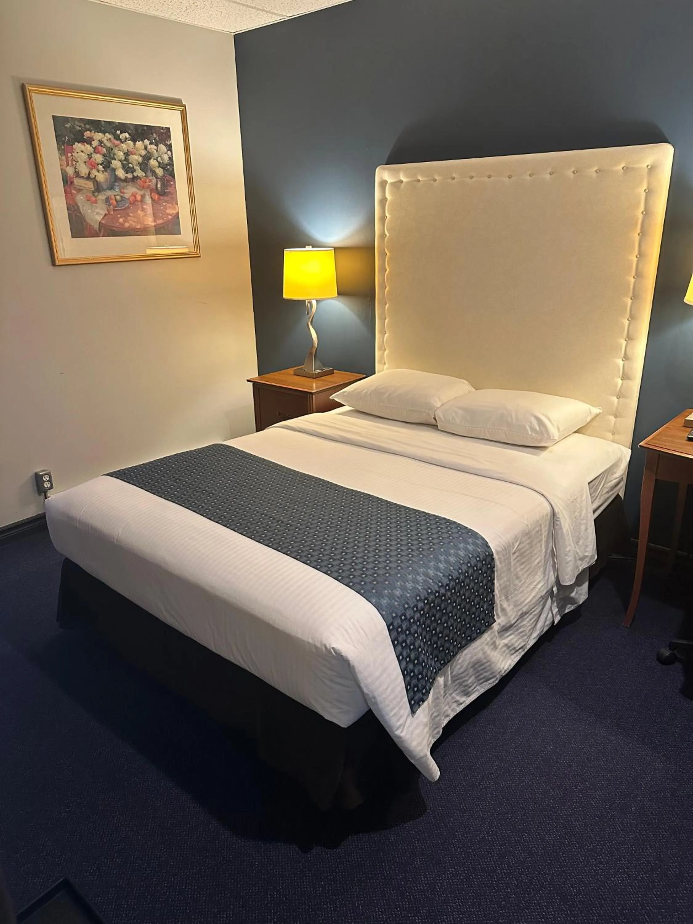 Bed in Le Voyageur Inn