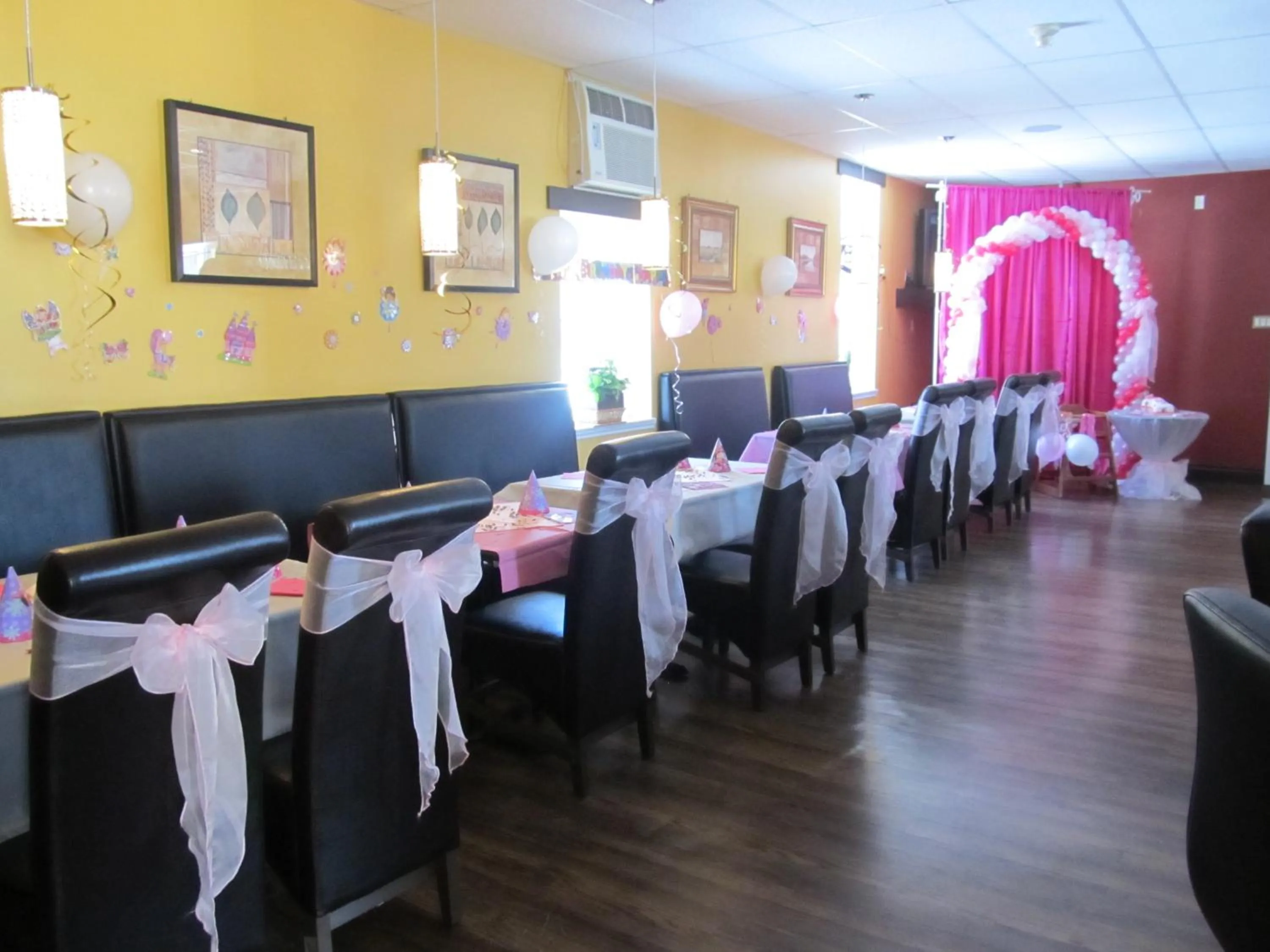 Restaurant/places to eat in Le Voyageur Inn