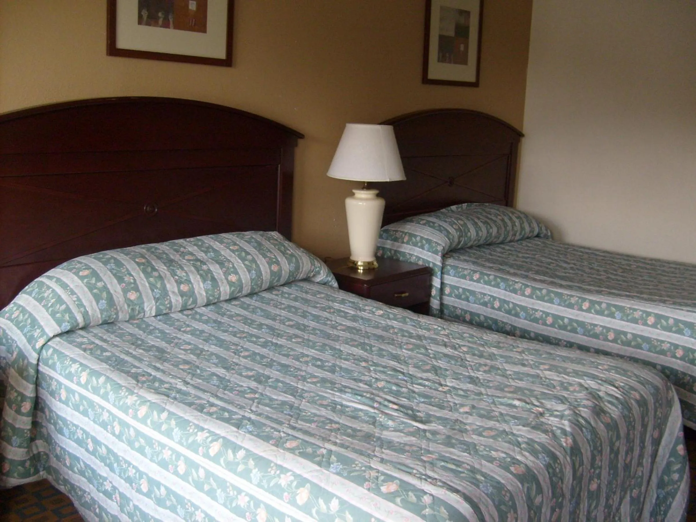 Bedroom in Express Inn Thomson