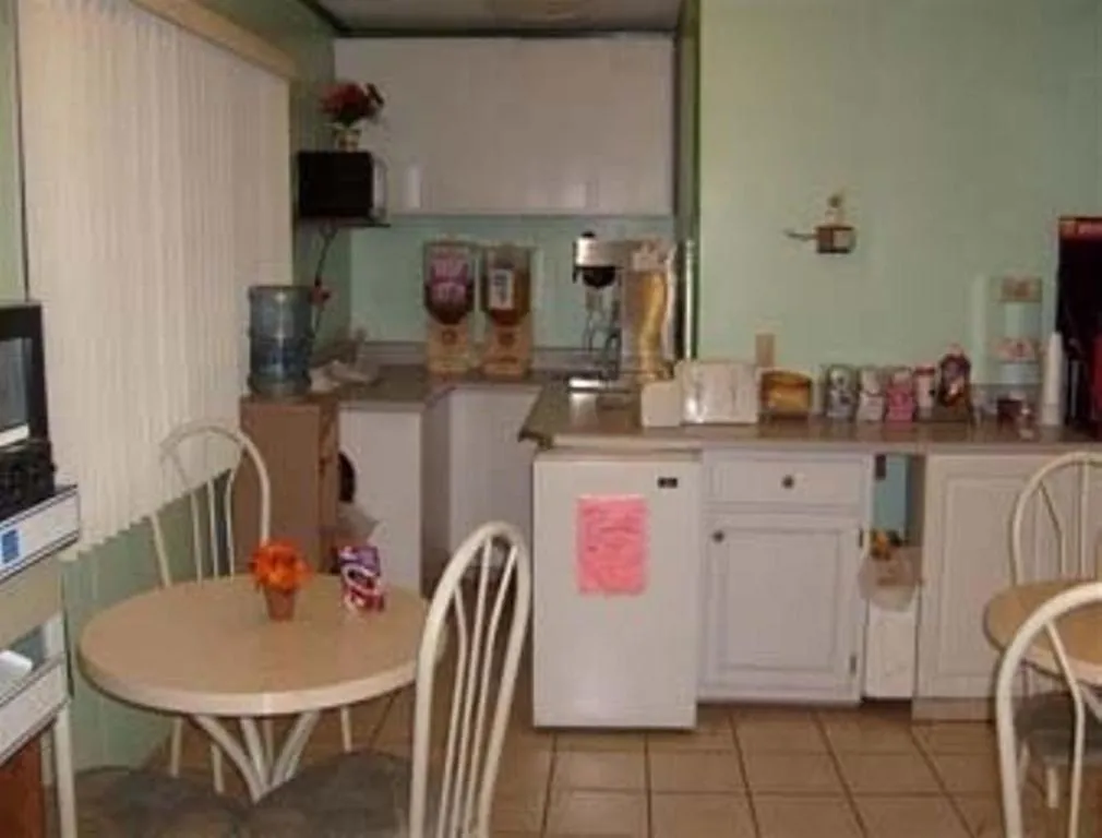 Kitchen or kitchenette in Express Inn Thomson