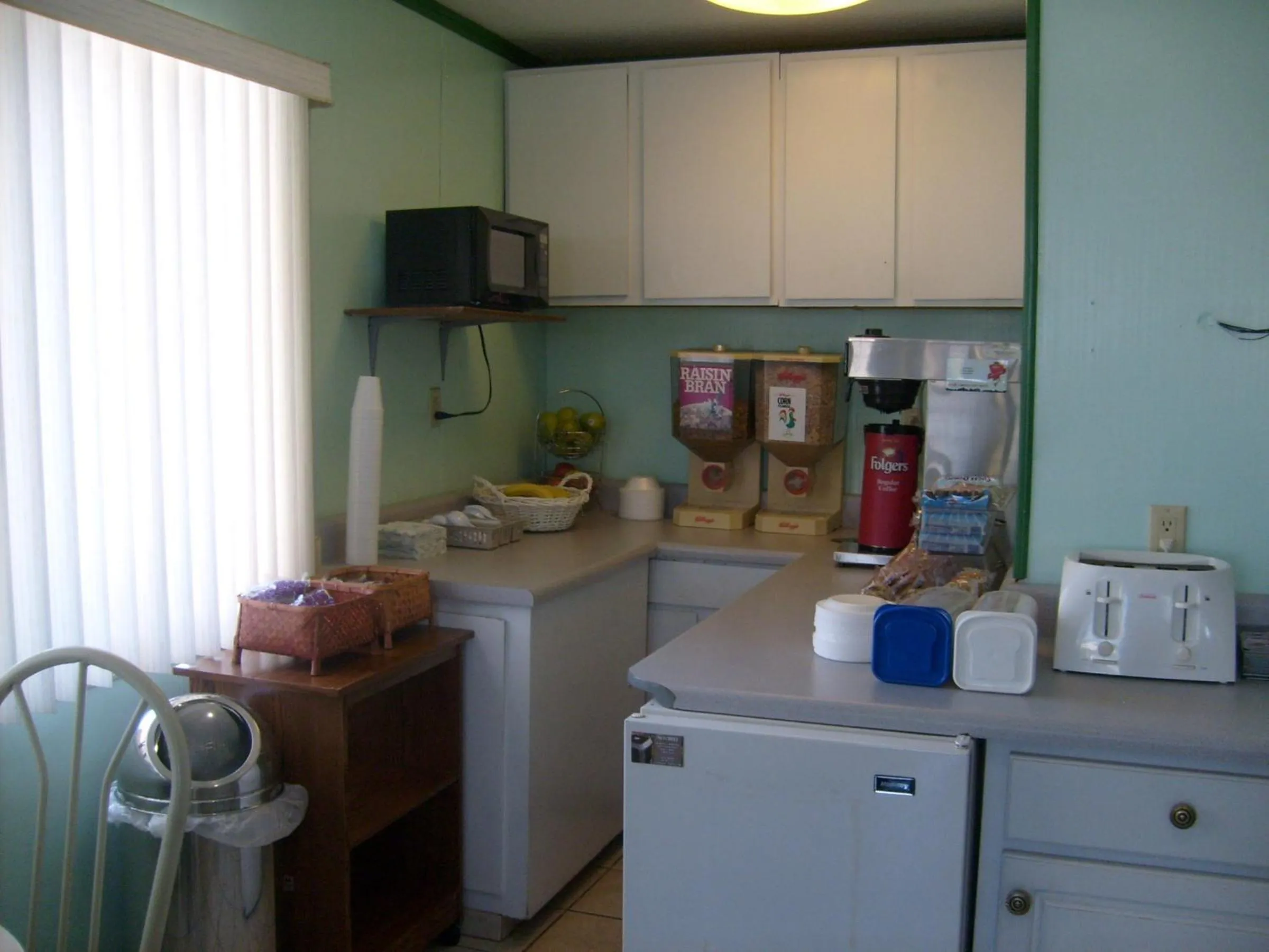 Kitchen or kitchenette in Express Inn Thomson