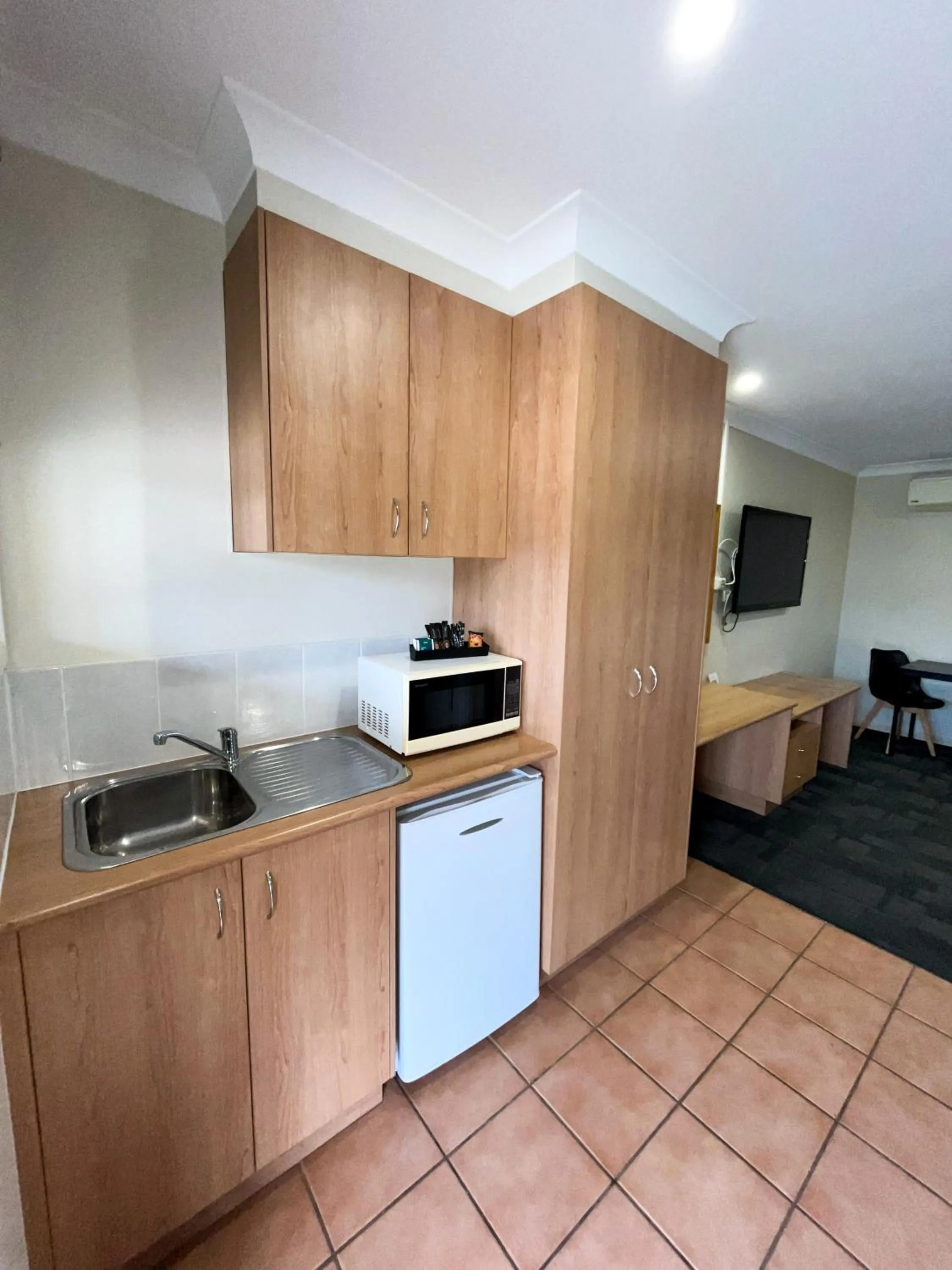 Kitchen or kitchenette in Bushman's Motor Inn