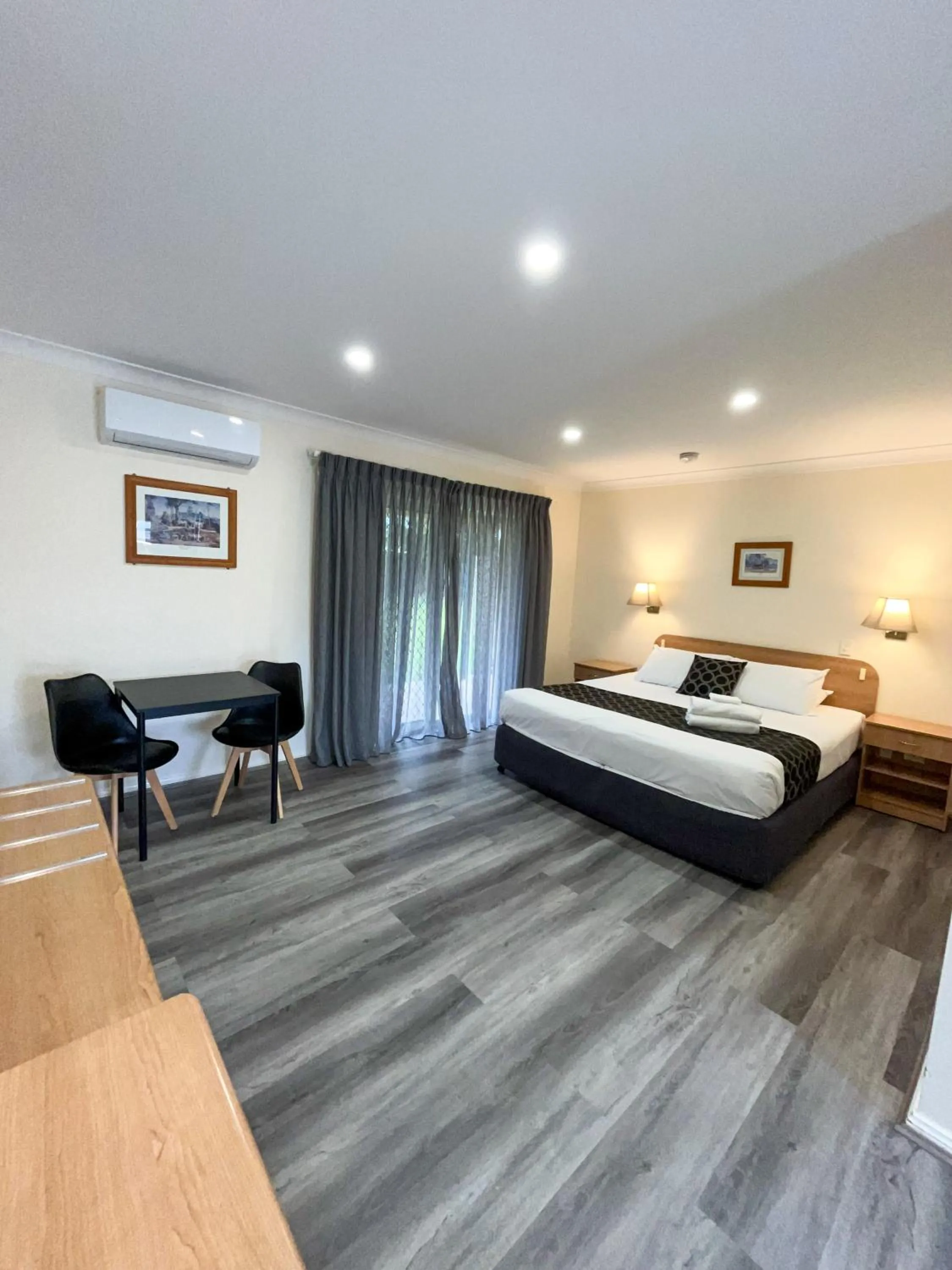 Bed in Bushman's Motor Inn