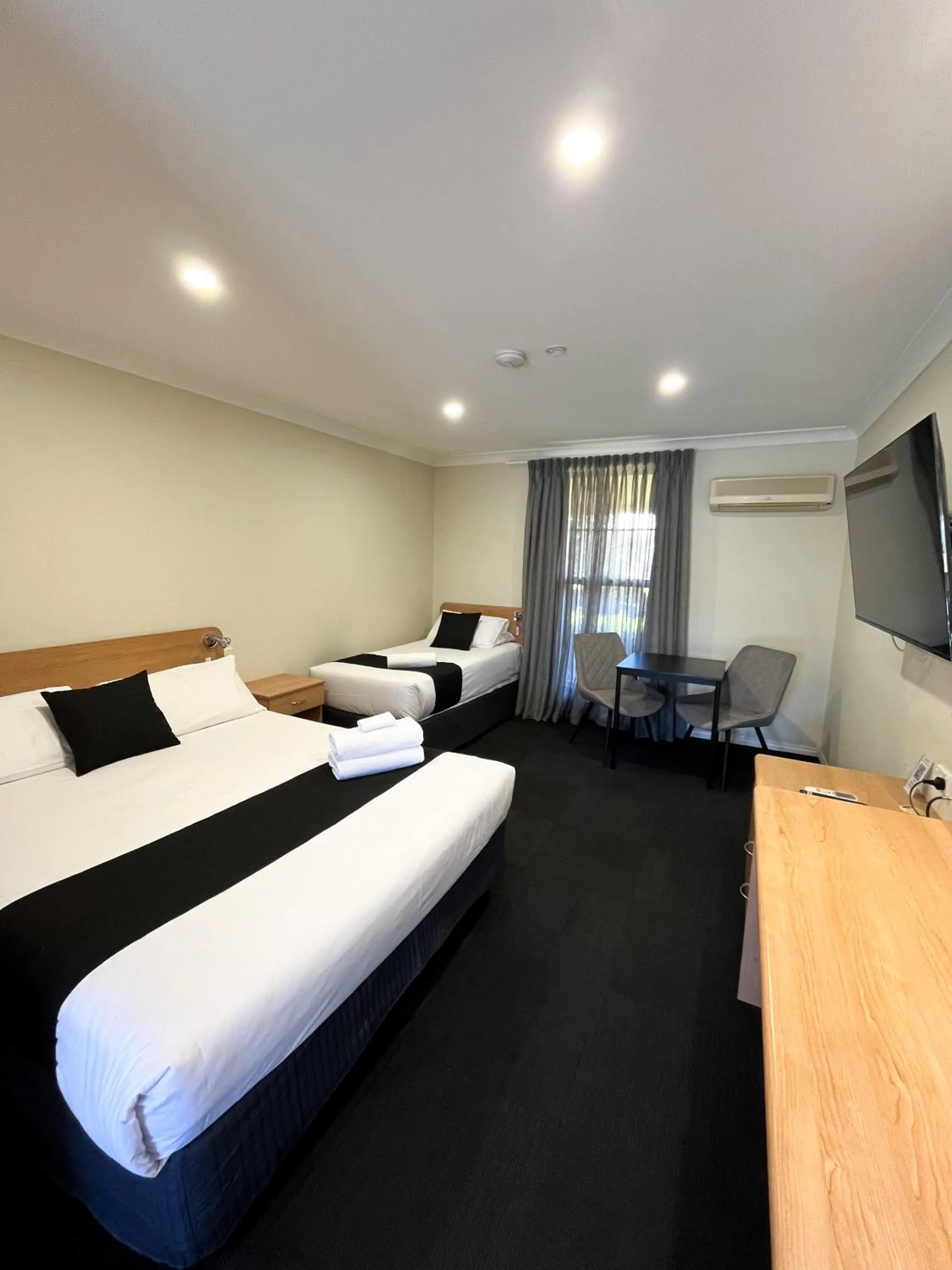 Bed in Bushman's Motor Inn