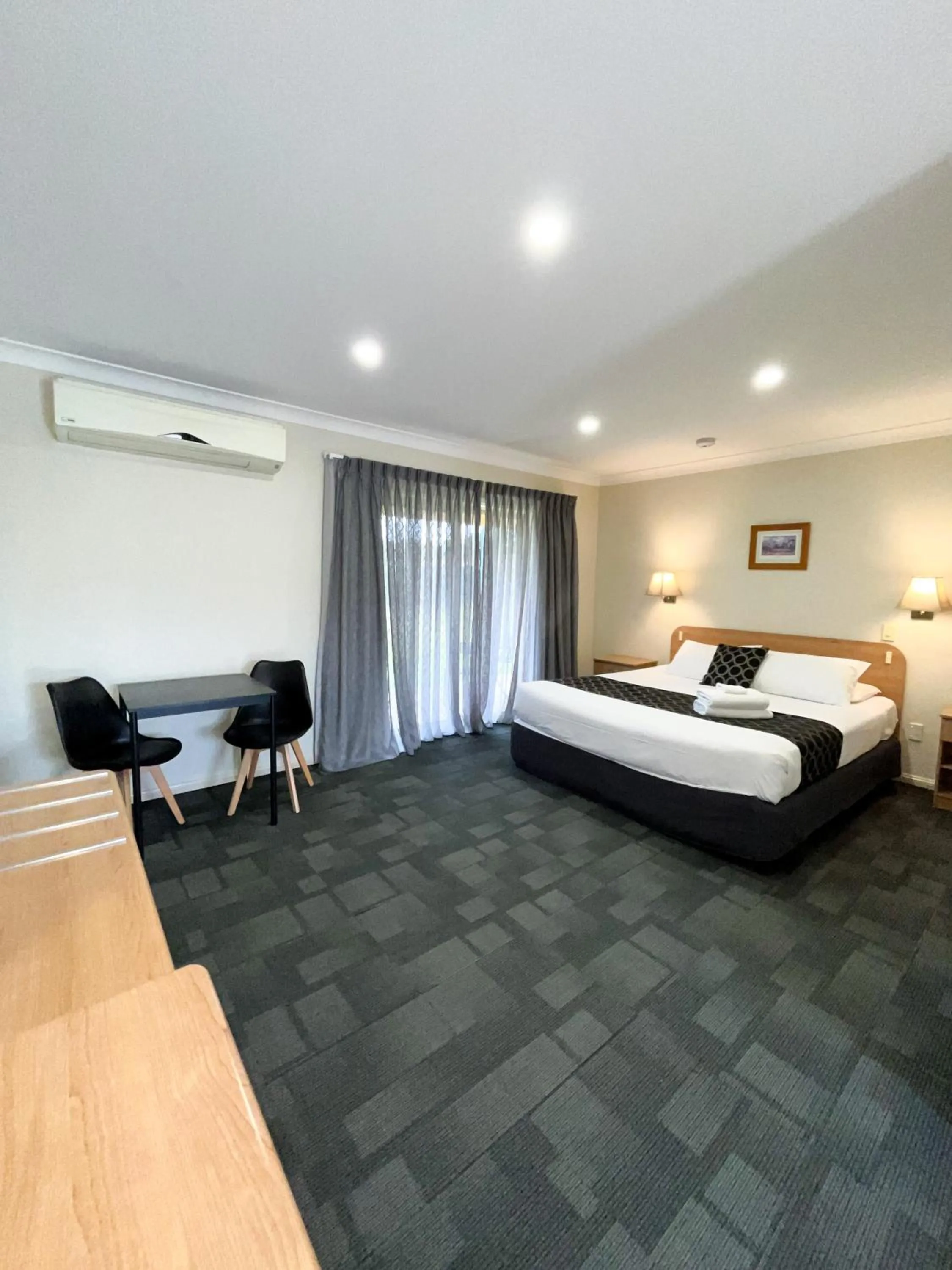 Bed in Bushman's Motor Inn